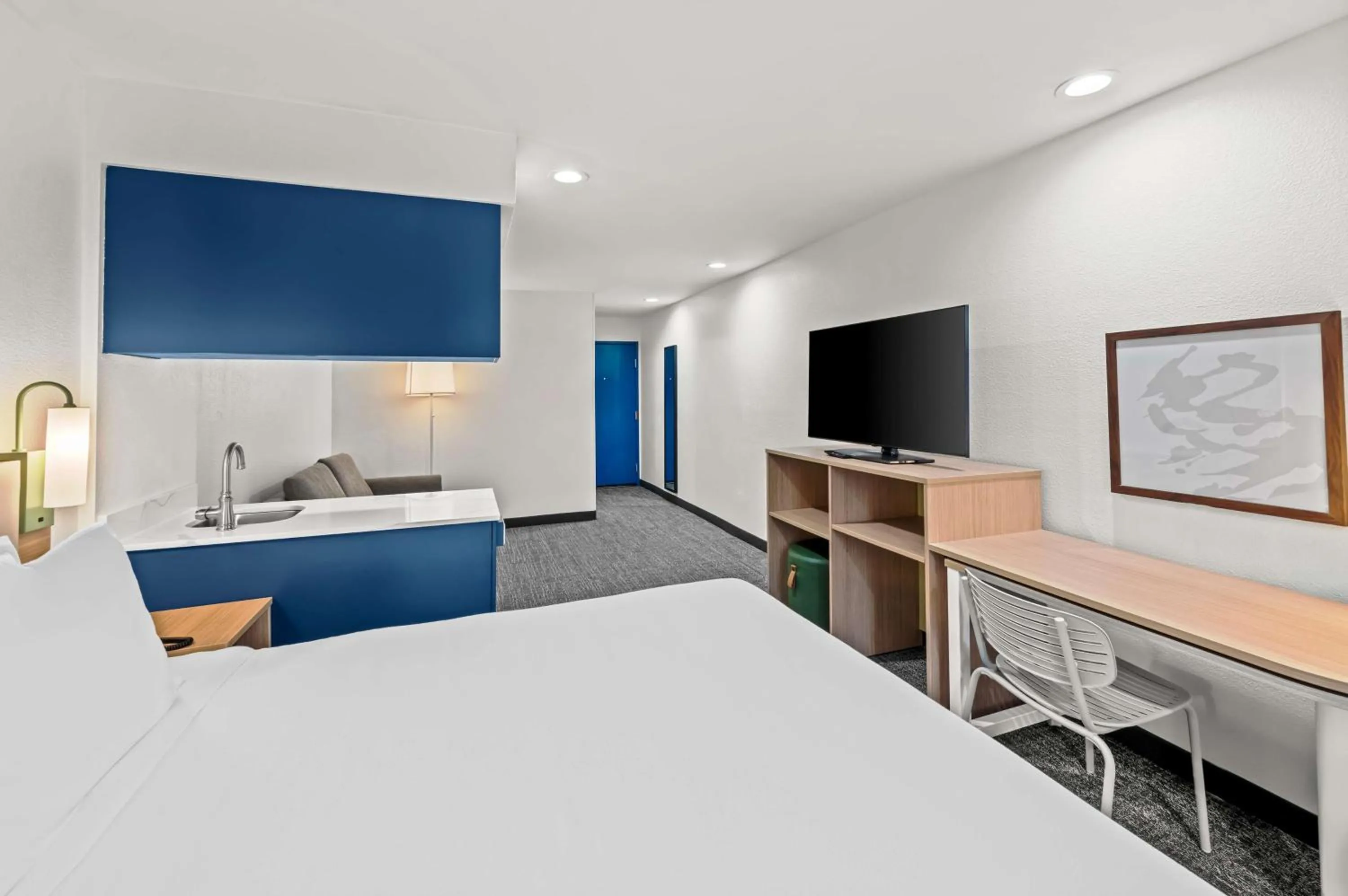 Bed in Comfort Inn & Suites Airport Dulles-Gateway