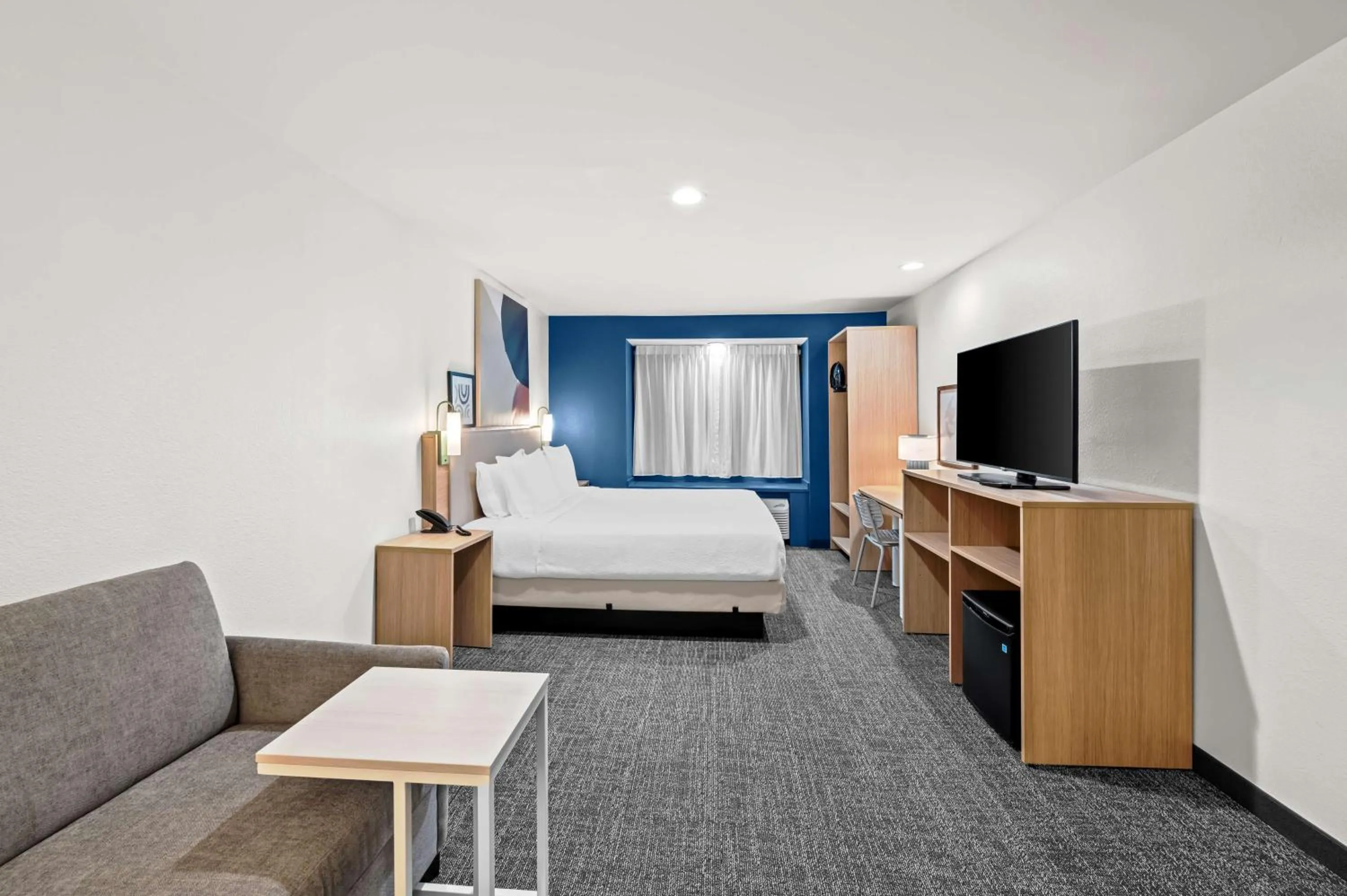 Living room, Bed in Comfort Inn & Suites Airport Dulles-Gateway