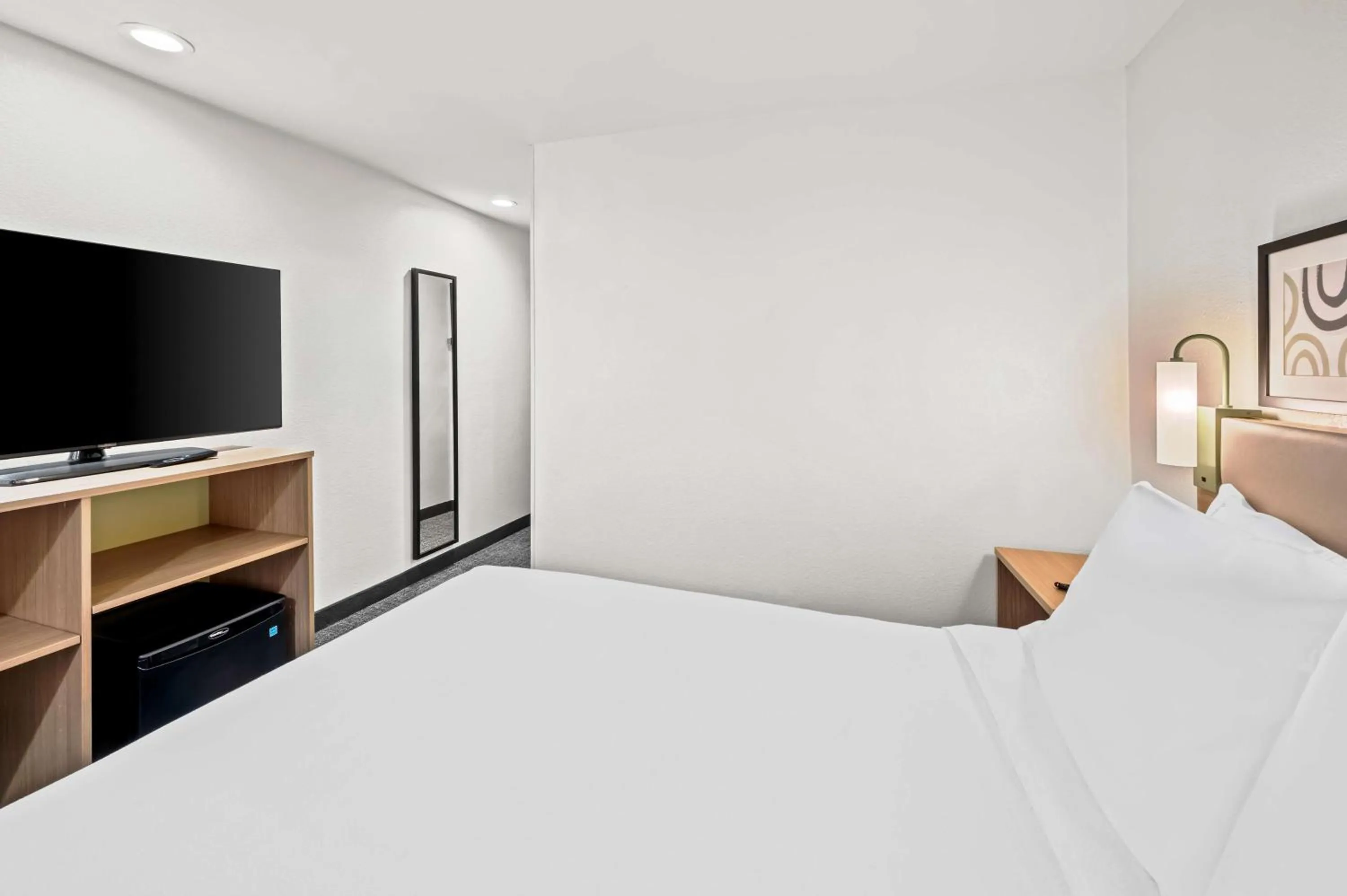 Bed in Comfort Inn & Suites Airport Dulles-Gateway