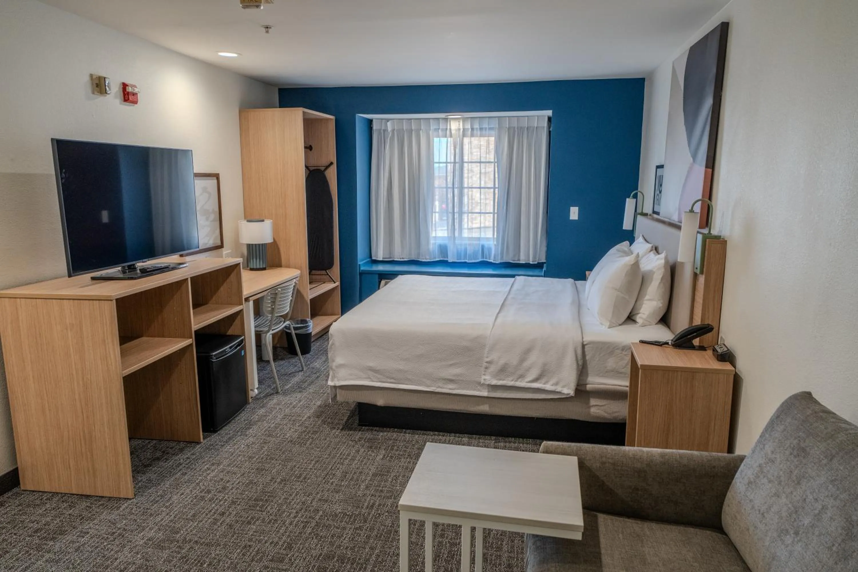 TV and multimedia, Bed in Comfort Inn & Suites Airport Dulles-Gateway
