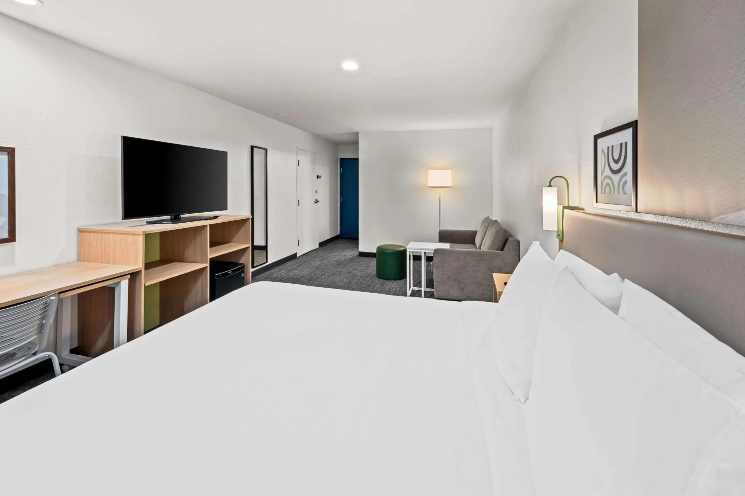 Living room, Bed in Comfort Inn & Suites Airport Dulles-Gateway