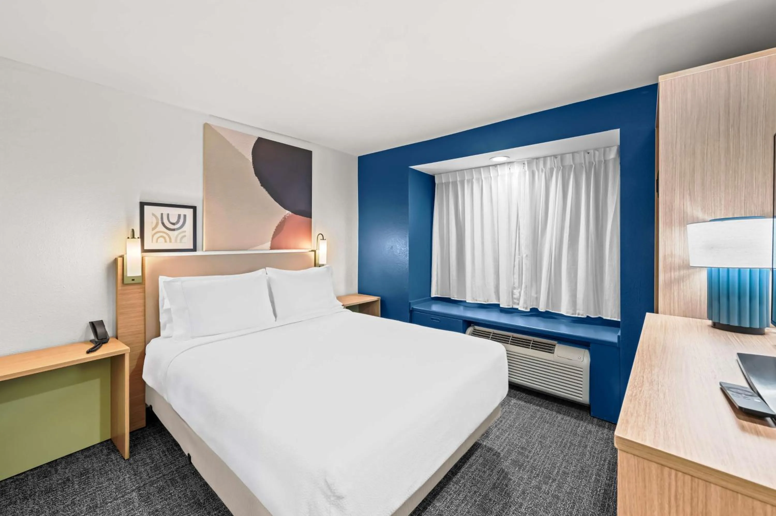 Bed in Comfort Inn & Suites Airport Dulles-Gateway