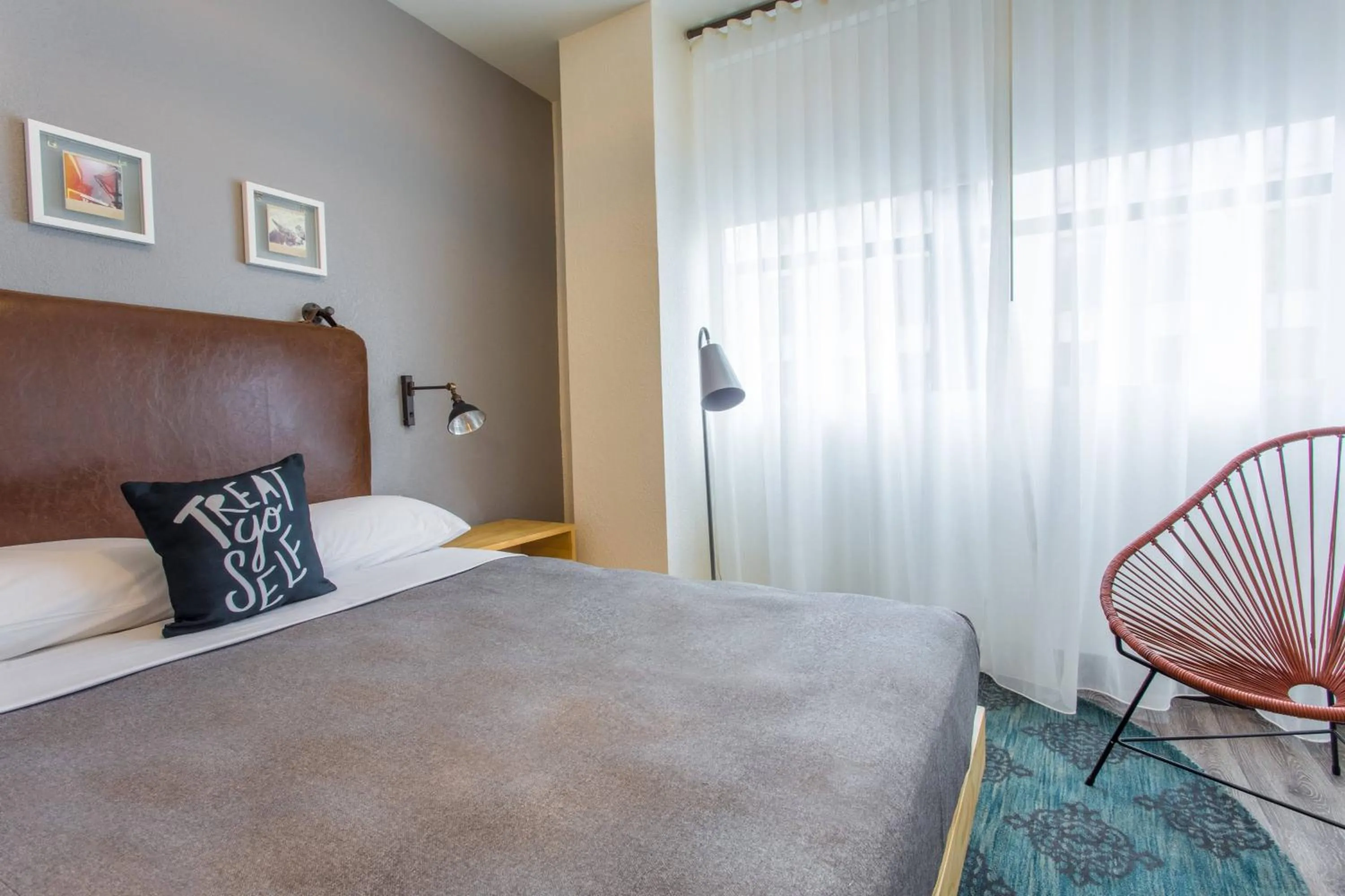 Photo of the whole room, Bed in MOXY New Orleans Downtown/French Quarter Area