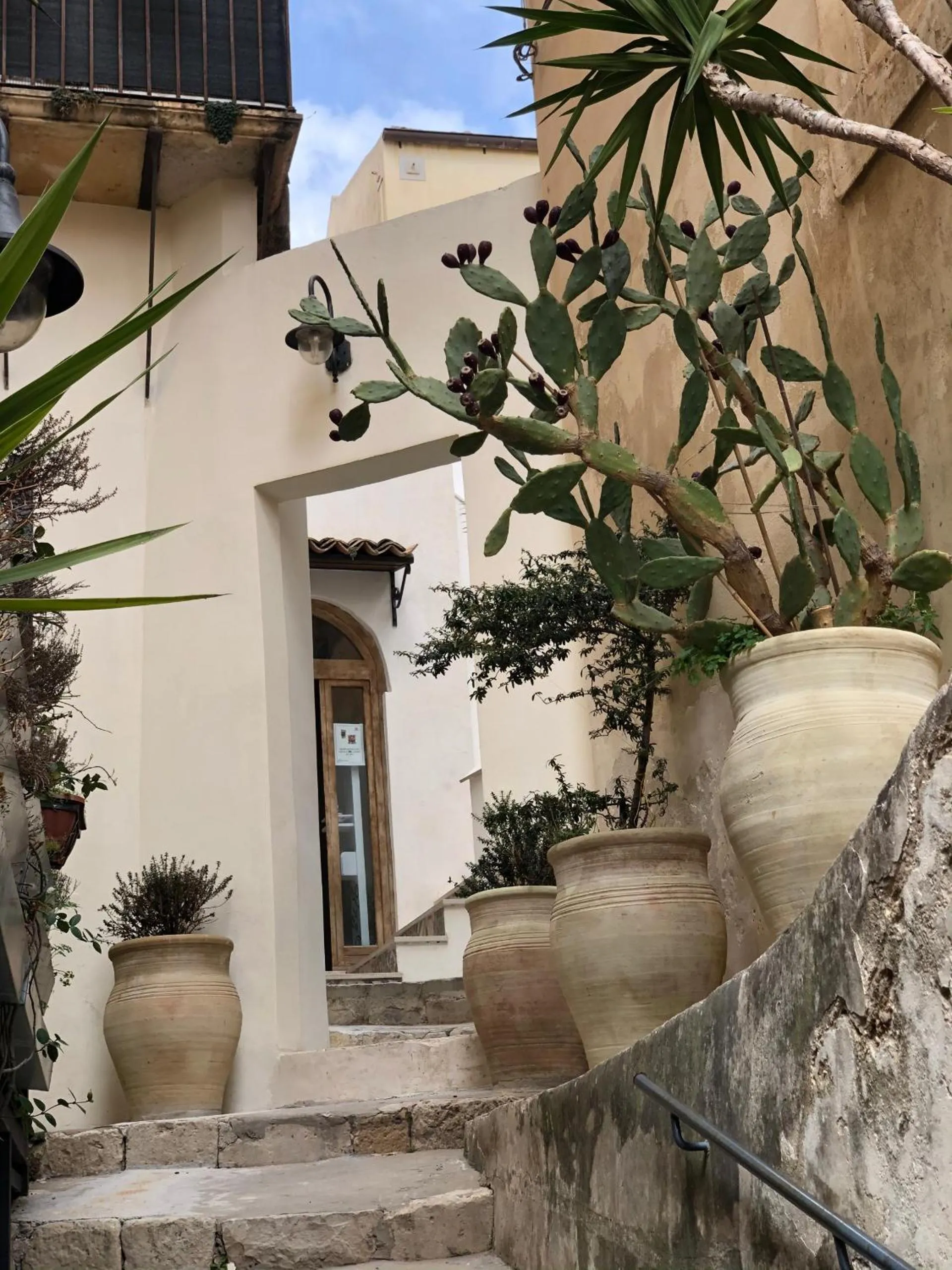 Restaurant/places to eat in Room 55