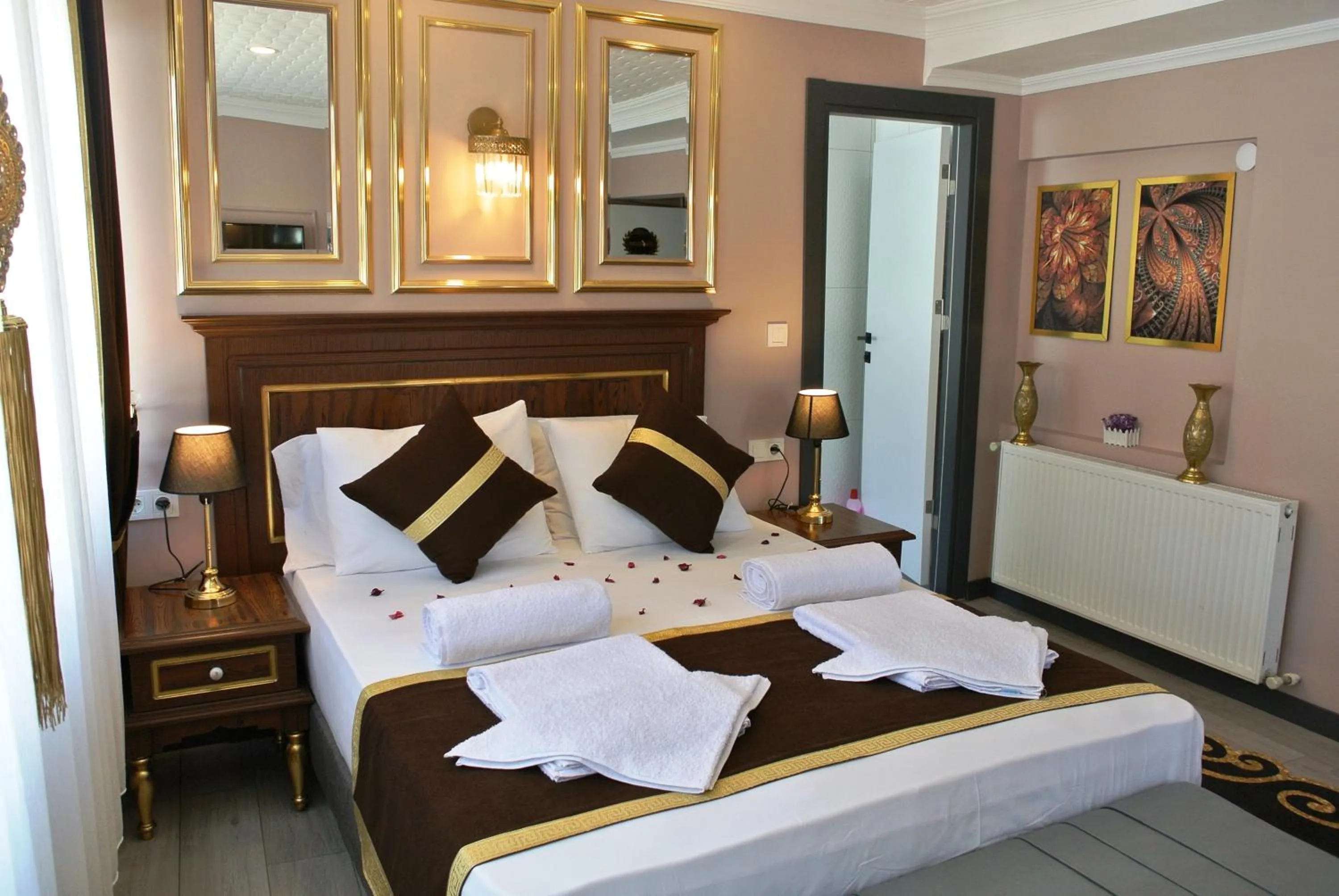 Balcony/Terrace, Bed in Emirhan Guesthouse & Suites