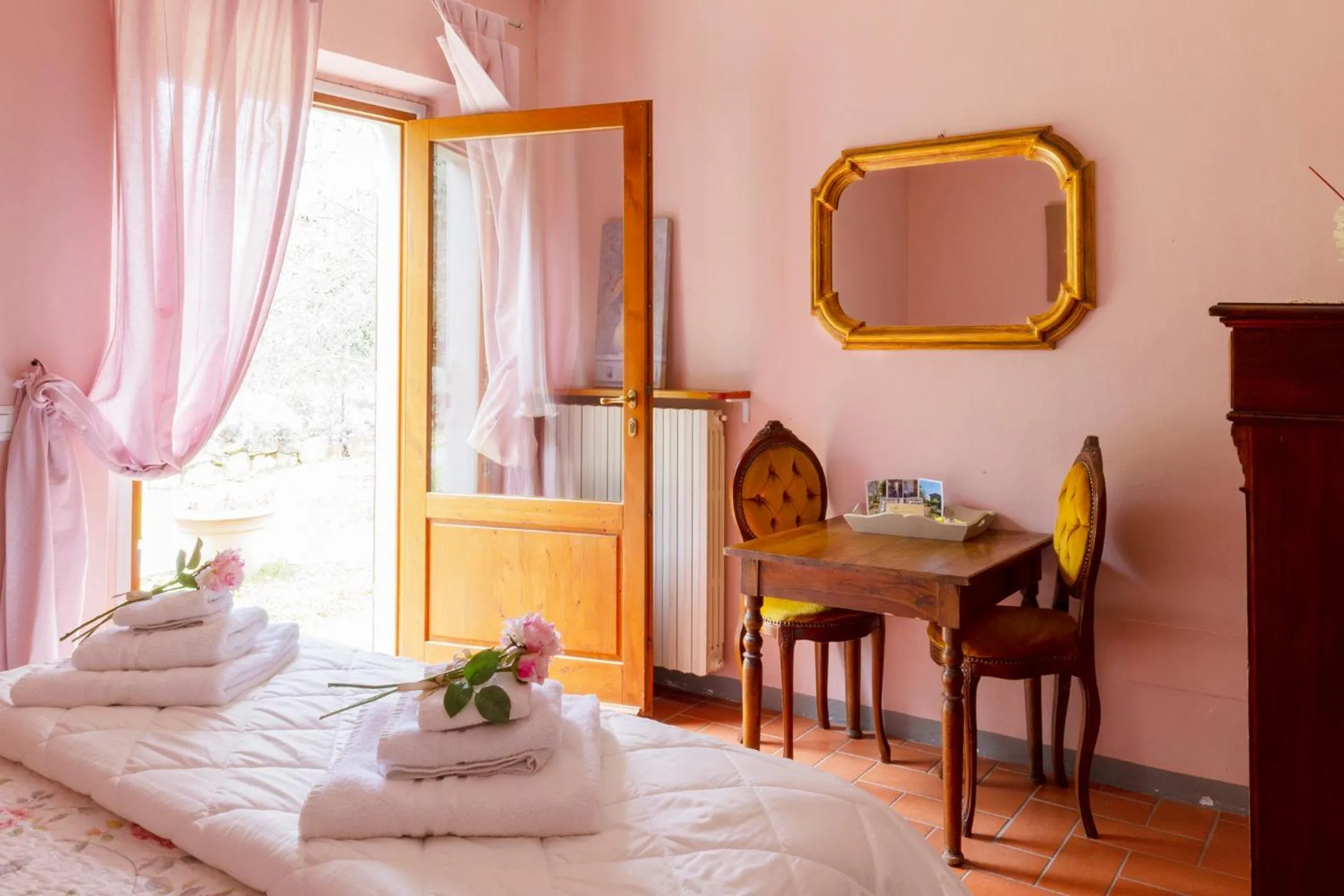 Bedroom, Bed in Rosso Del Chianti