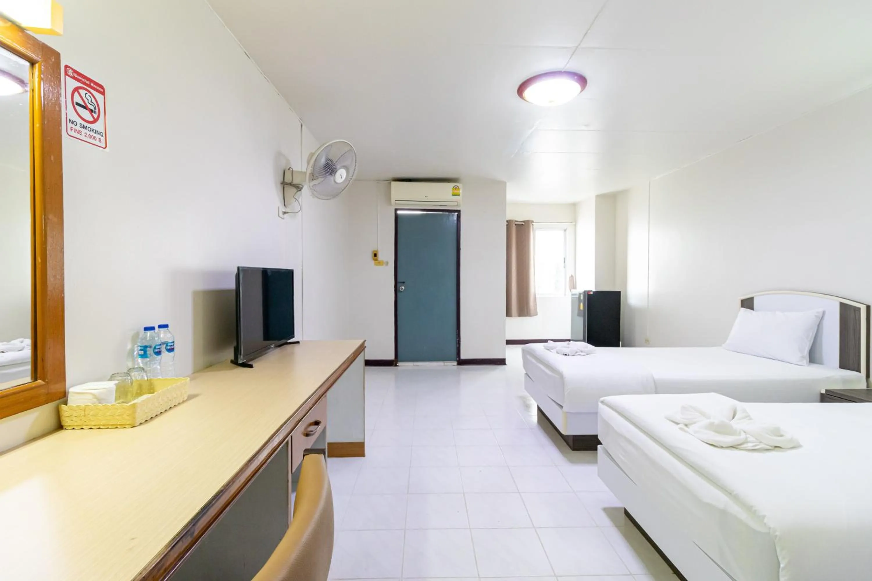 Photo of the whole room, Bed in Boonchai Mansion