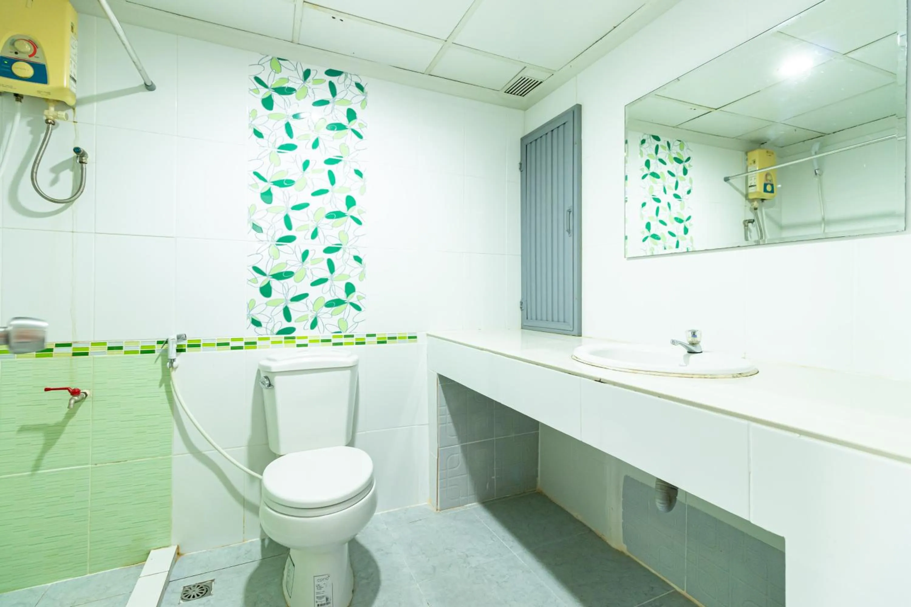 Shower in Boonchai Mansion