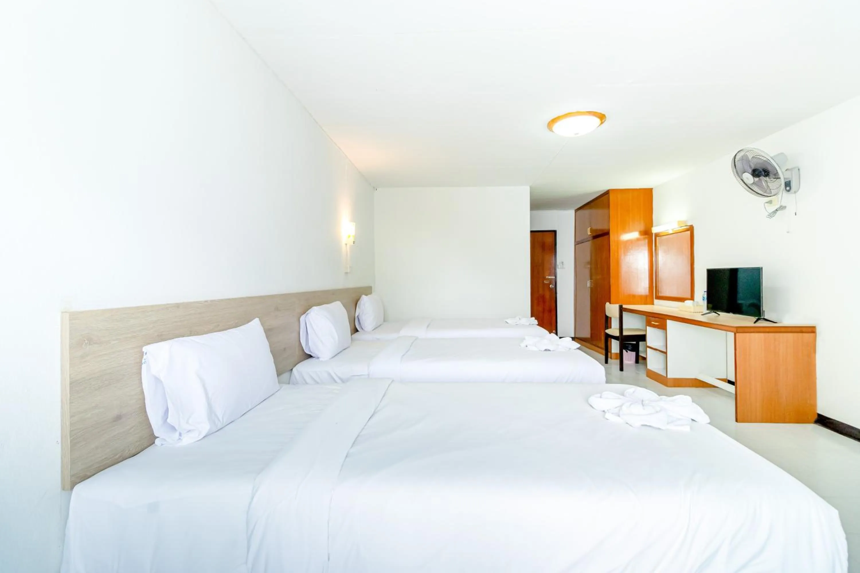 Photo of the whole room, Bed in Boonchai Mansion