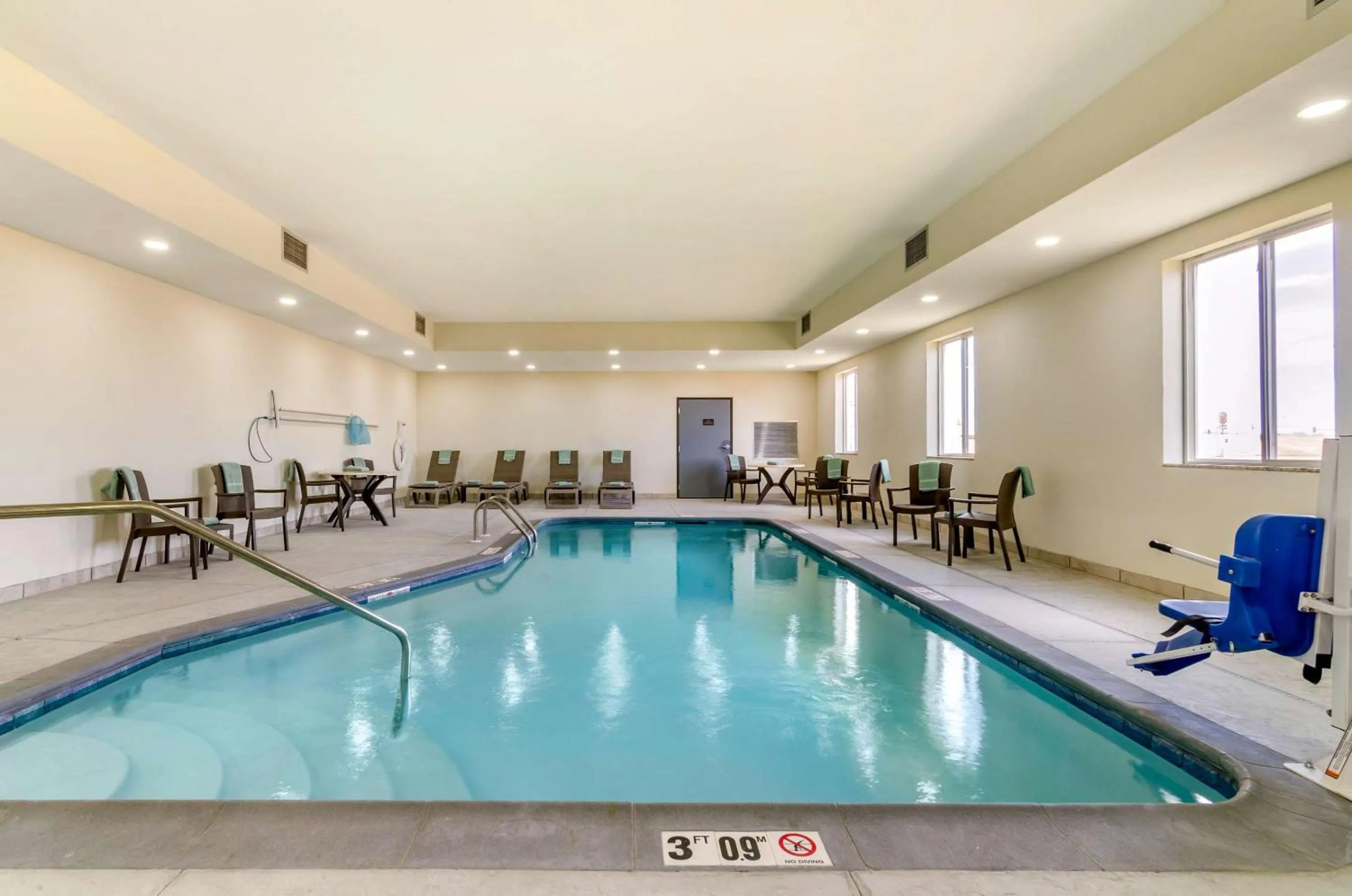 Swimming pool in Comfort Inn & Suites Salina North