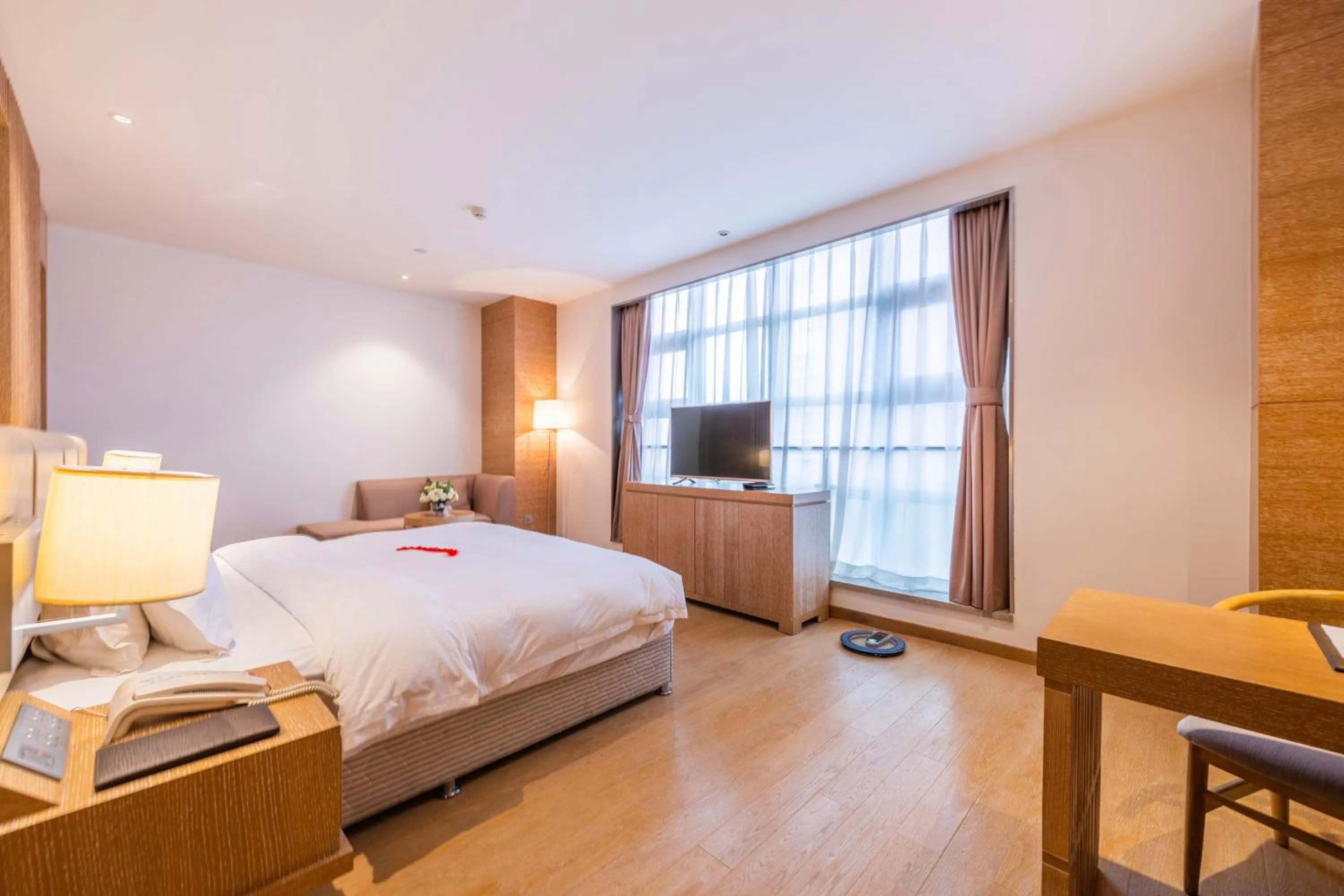 Photo of the whole room, Bed in Novotel Huashan