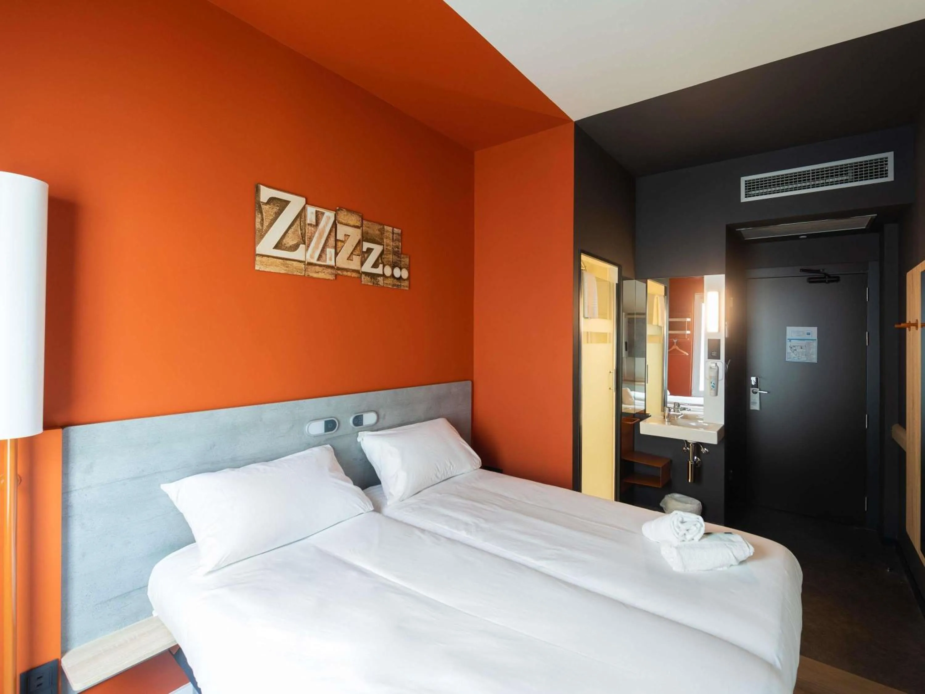 Bedroom, Bed in Ibis Budget Bilbao City