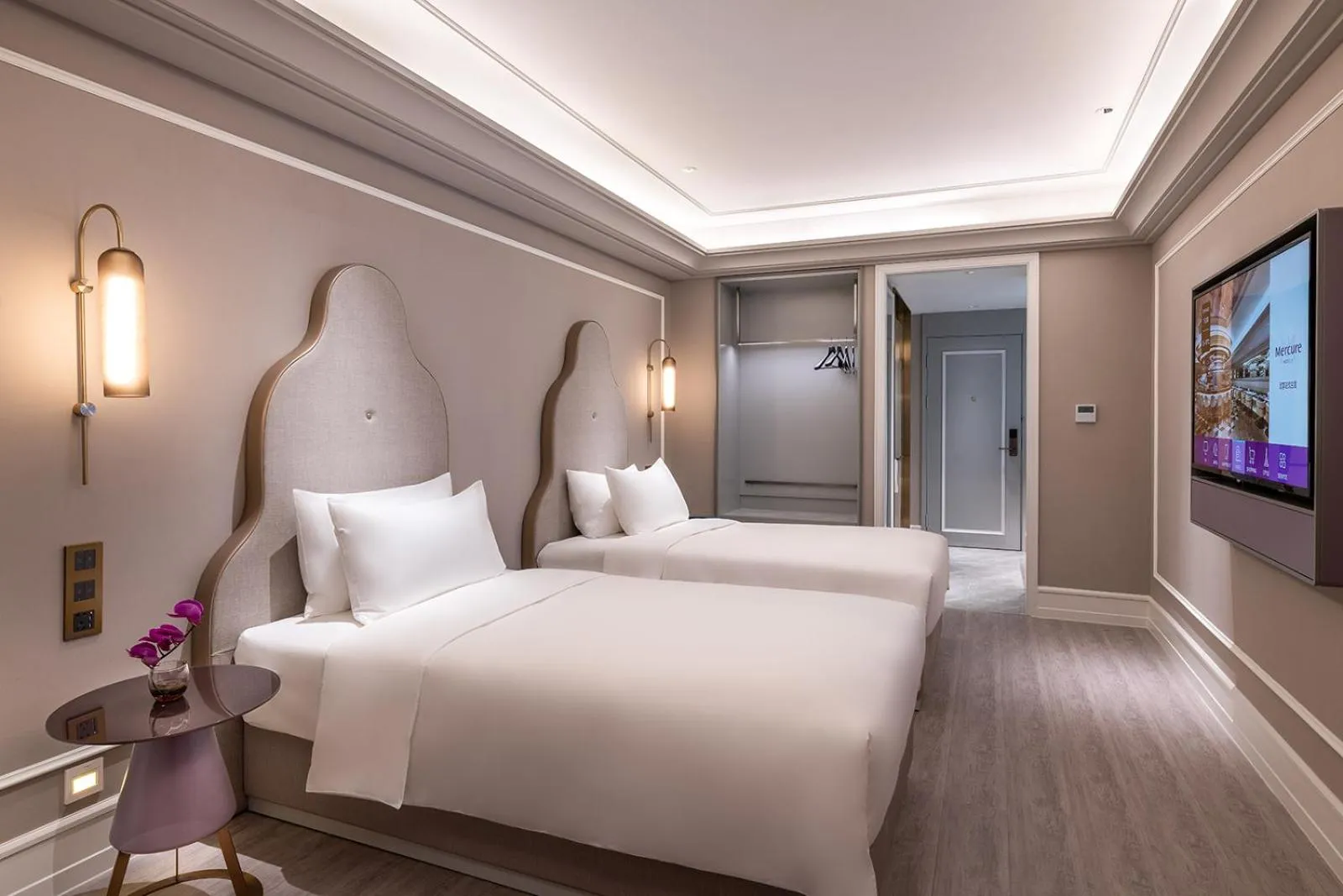 Bed in Mercure Shanghai Guangda Convention and Exhibition Center