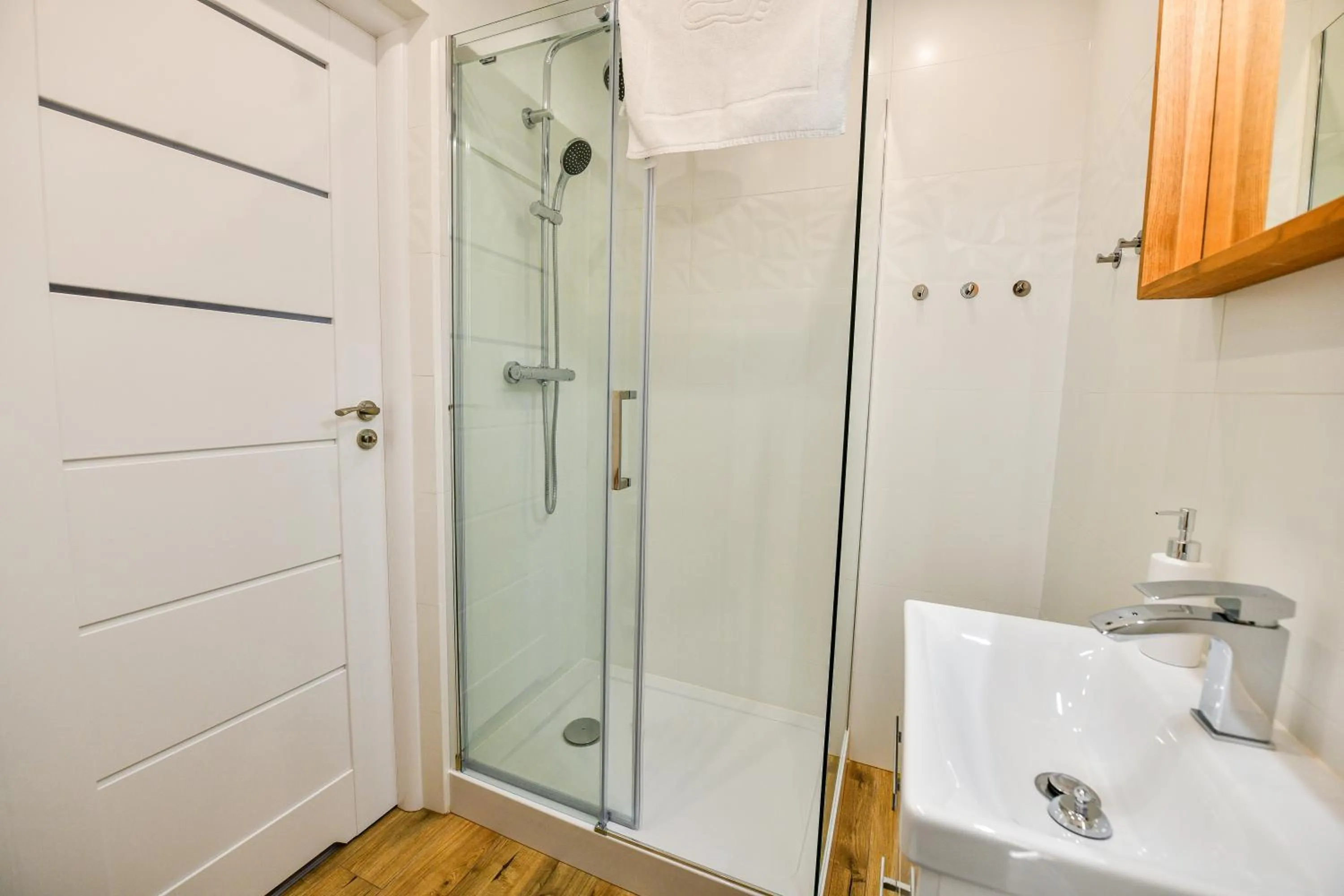 Shower in RentPlanet - Apartamenty Bulwary Słowackiego