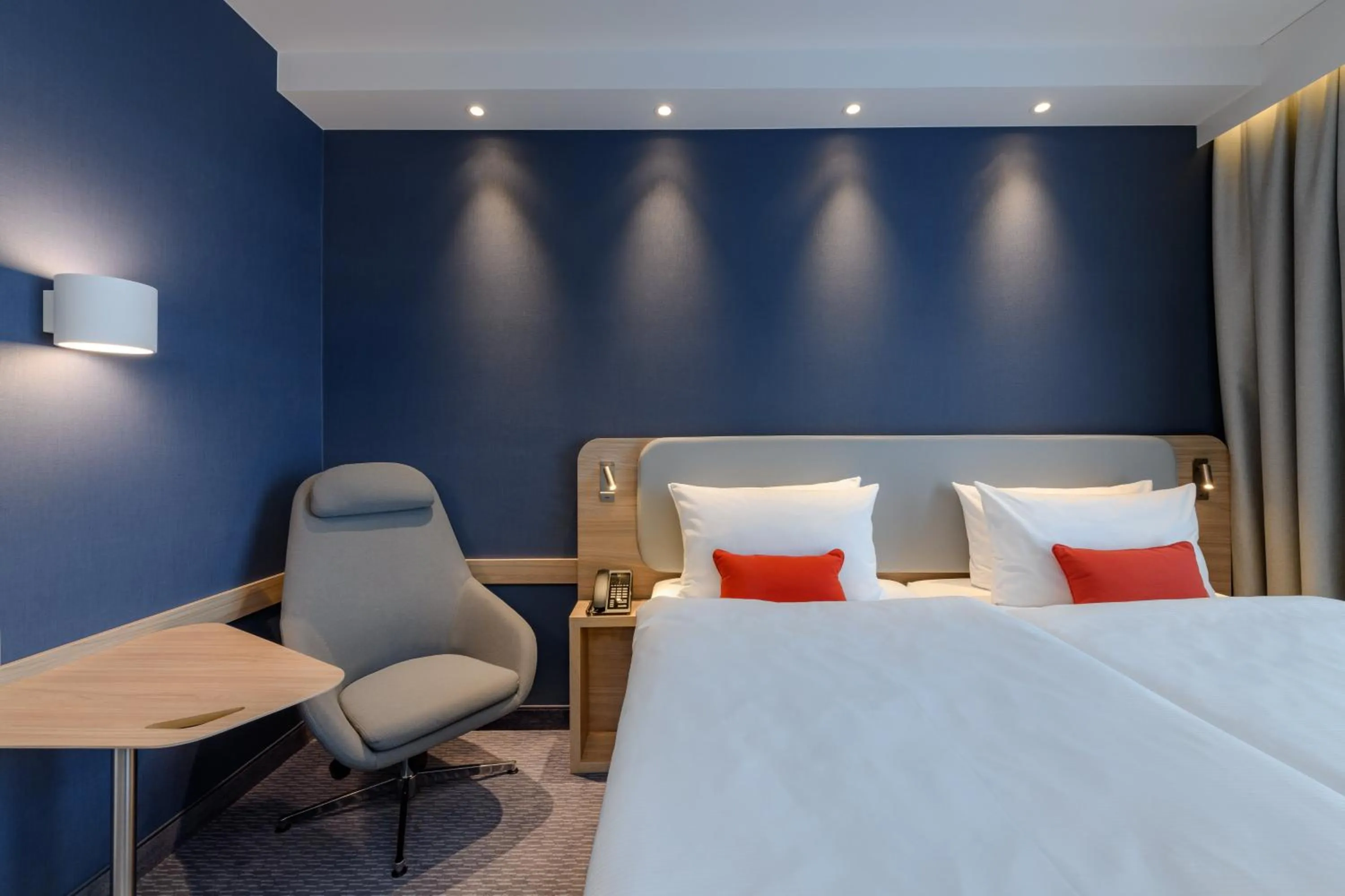 Photo of the whole room, Bed in Holiday Inn Express Göttingen by IHG