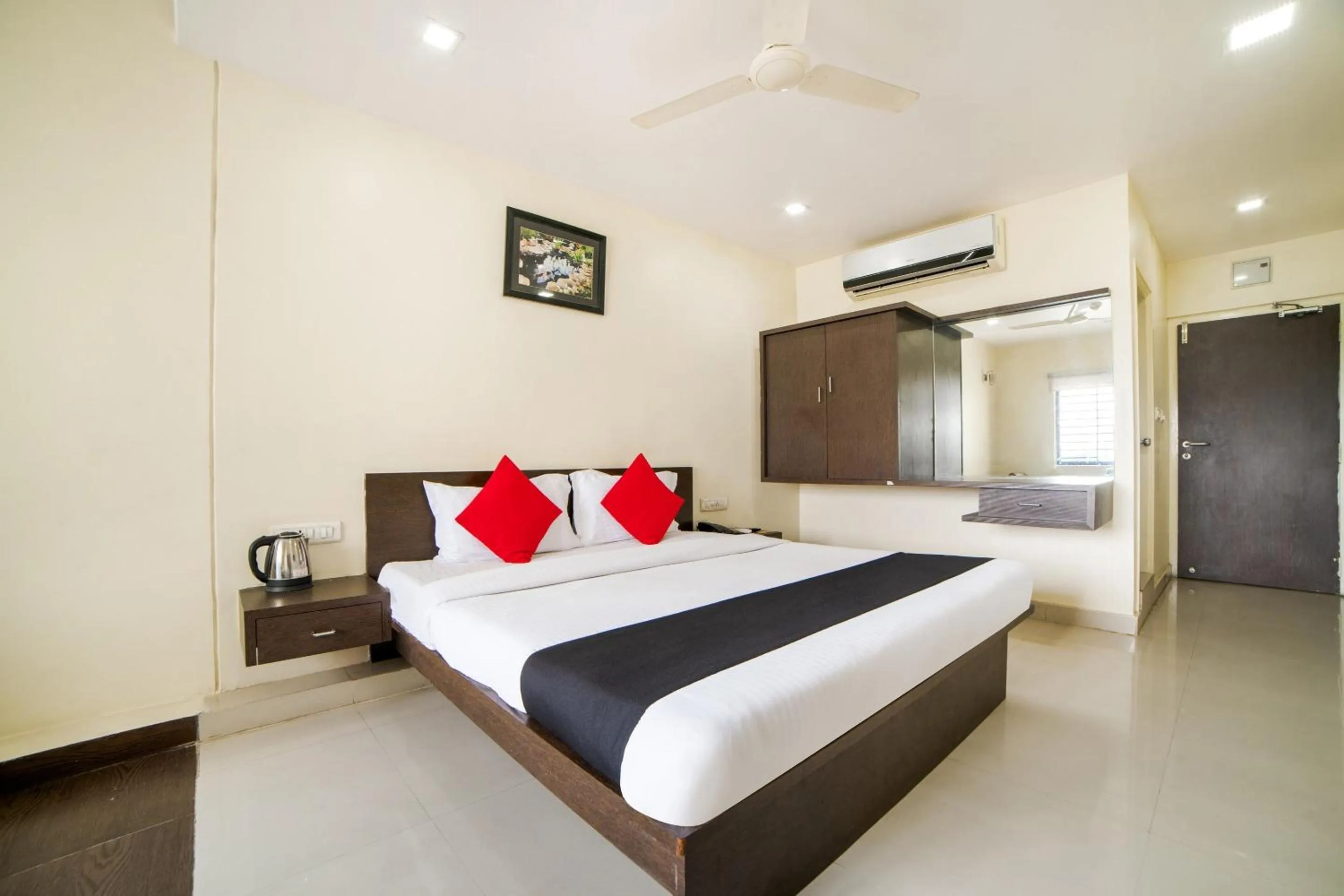 Bedroom, Bed in Super Capital O Raaga Grand
