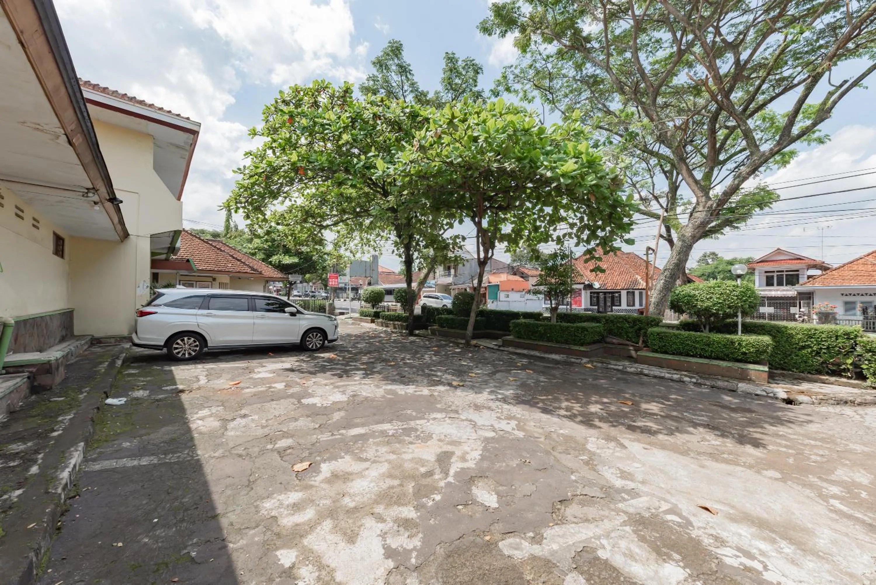 Parking in RedDoorz Syariah at Hotel Budi Family