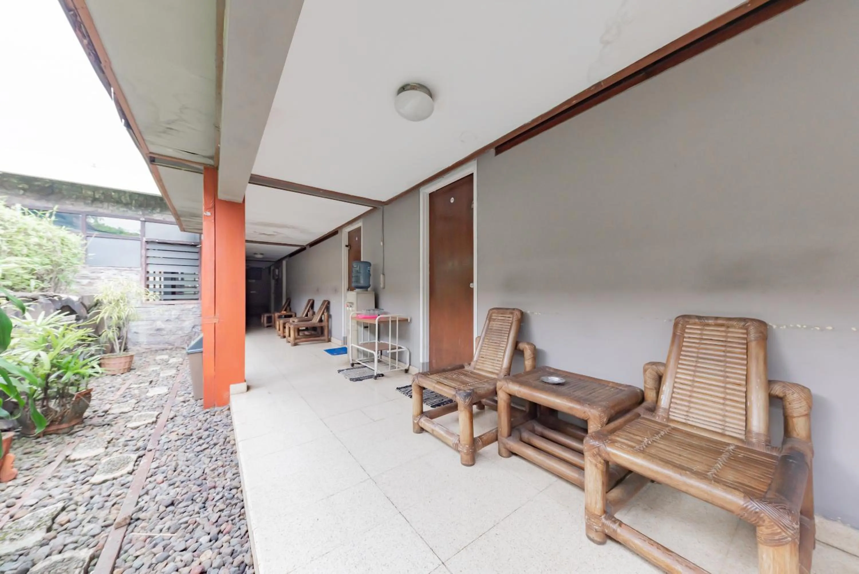 Balcony/Terrace in RedDoorz Syariah at Hotel Budi Family