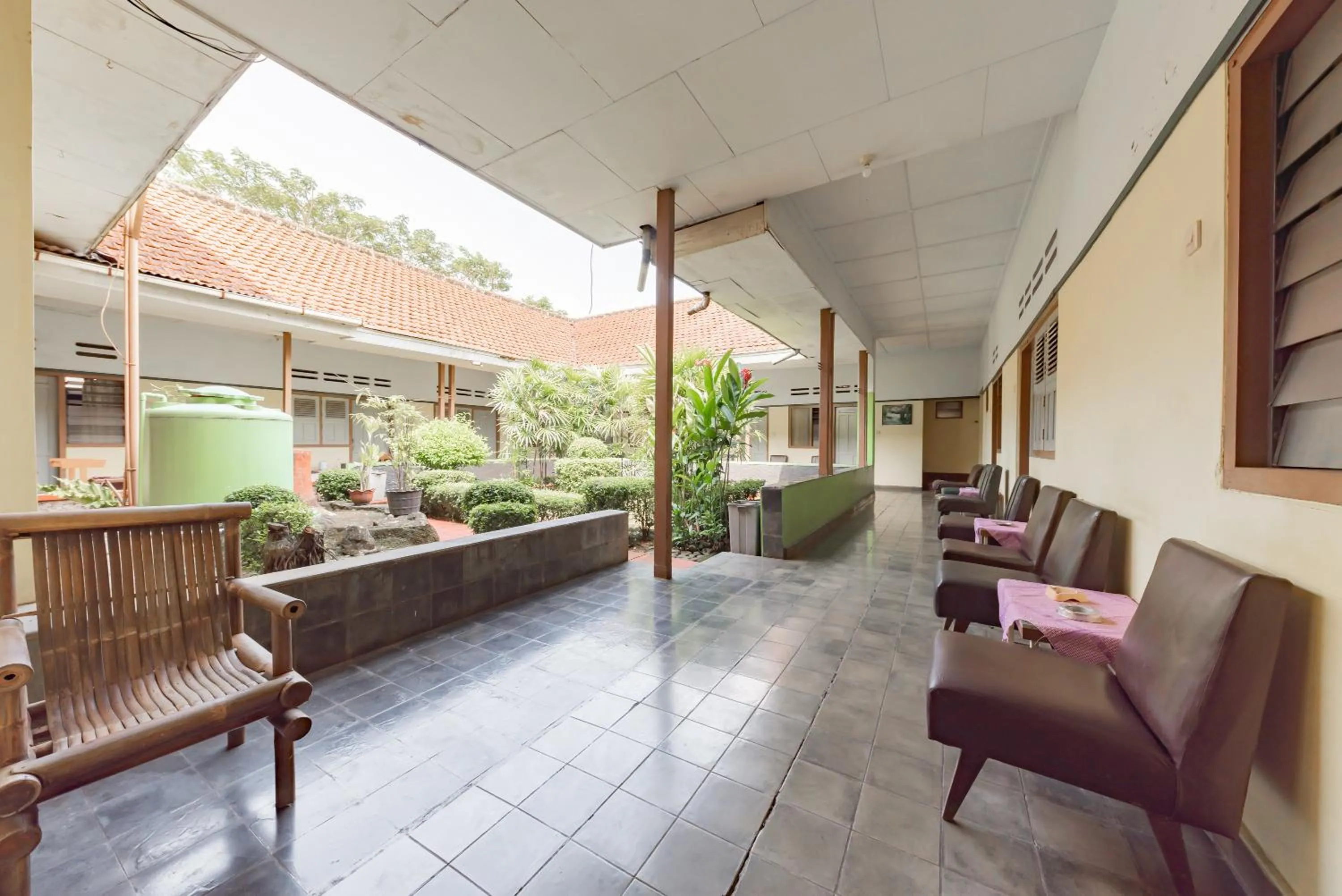 Balcony/Terrace in RedDoorz Syariah at Hotel Budi Family