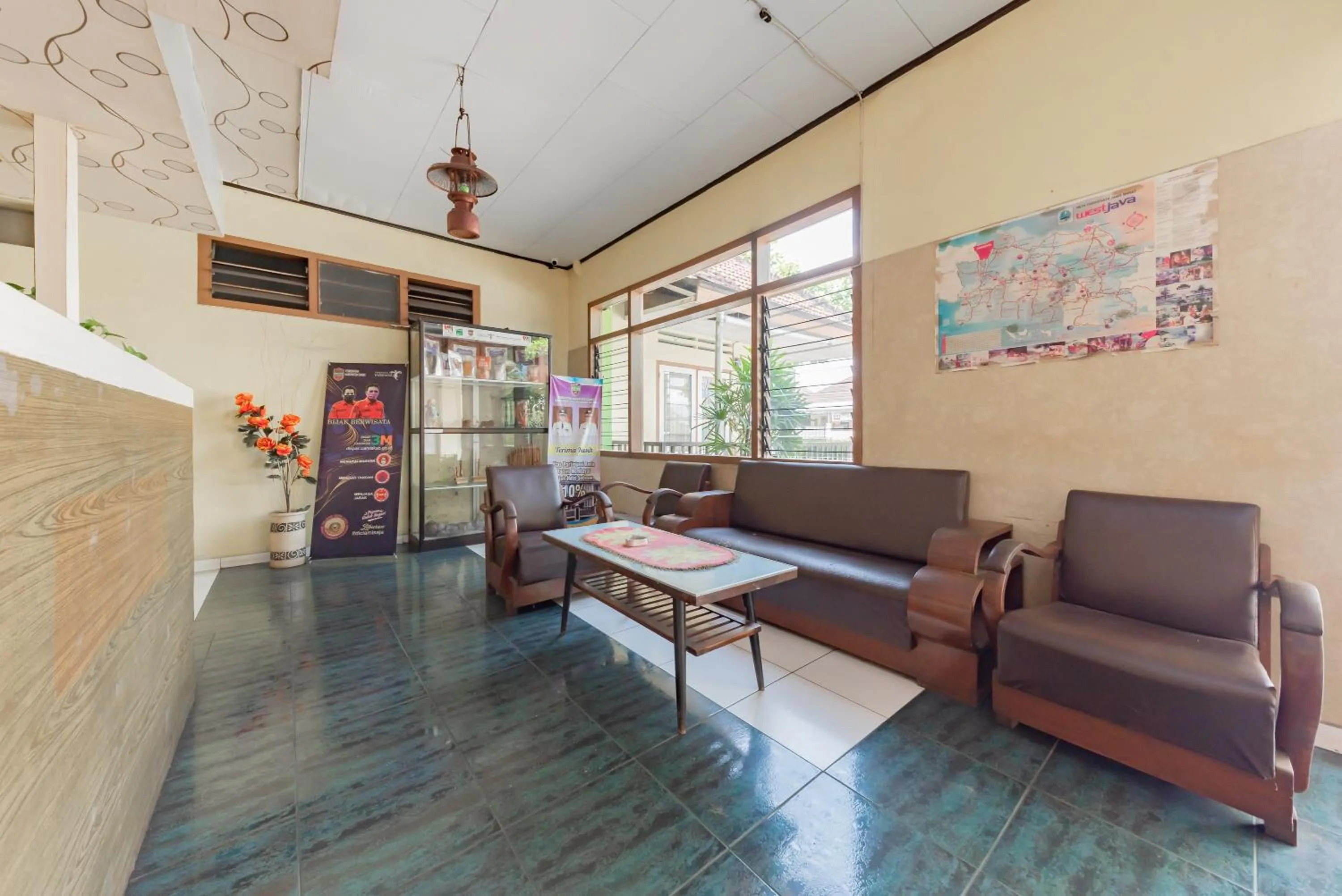 Lobby or reception in RedDoorz Syariah at Hotel Budi Family