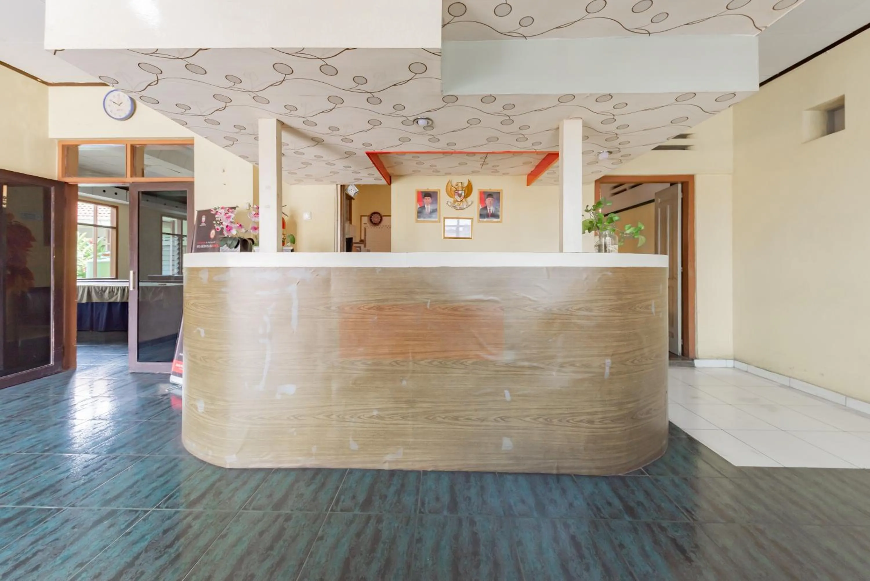 Lobby or reception in RedDoorz Syariah at Hotel Budi Family