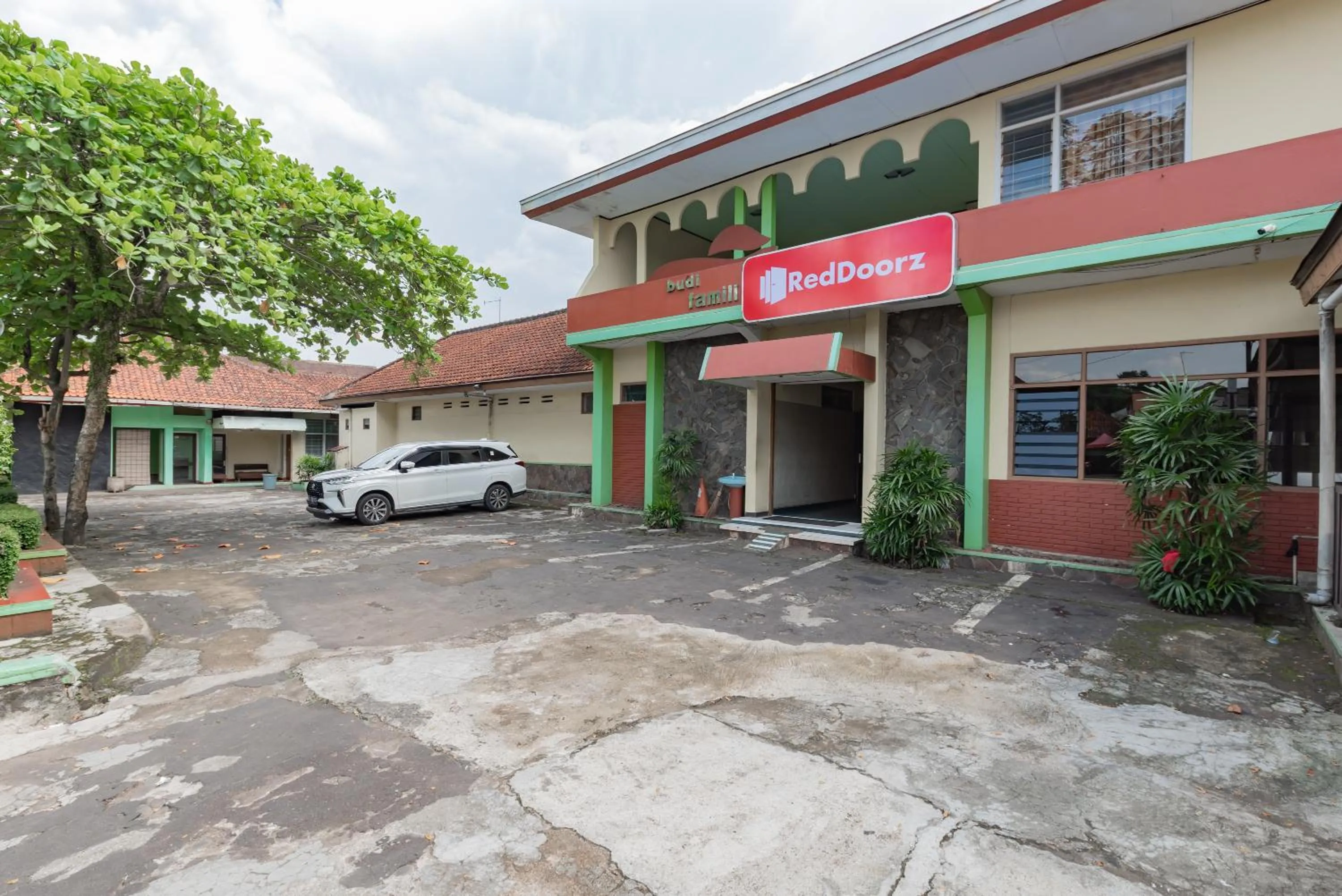 Parking in RedDoorz Syariah at Hotel Budi Family