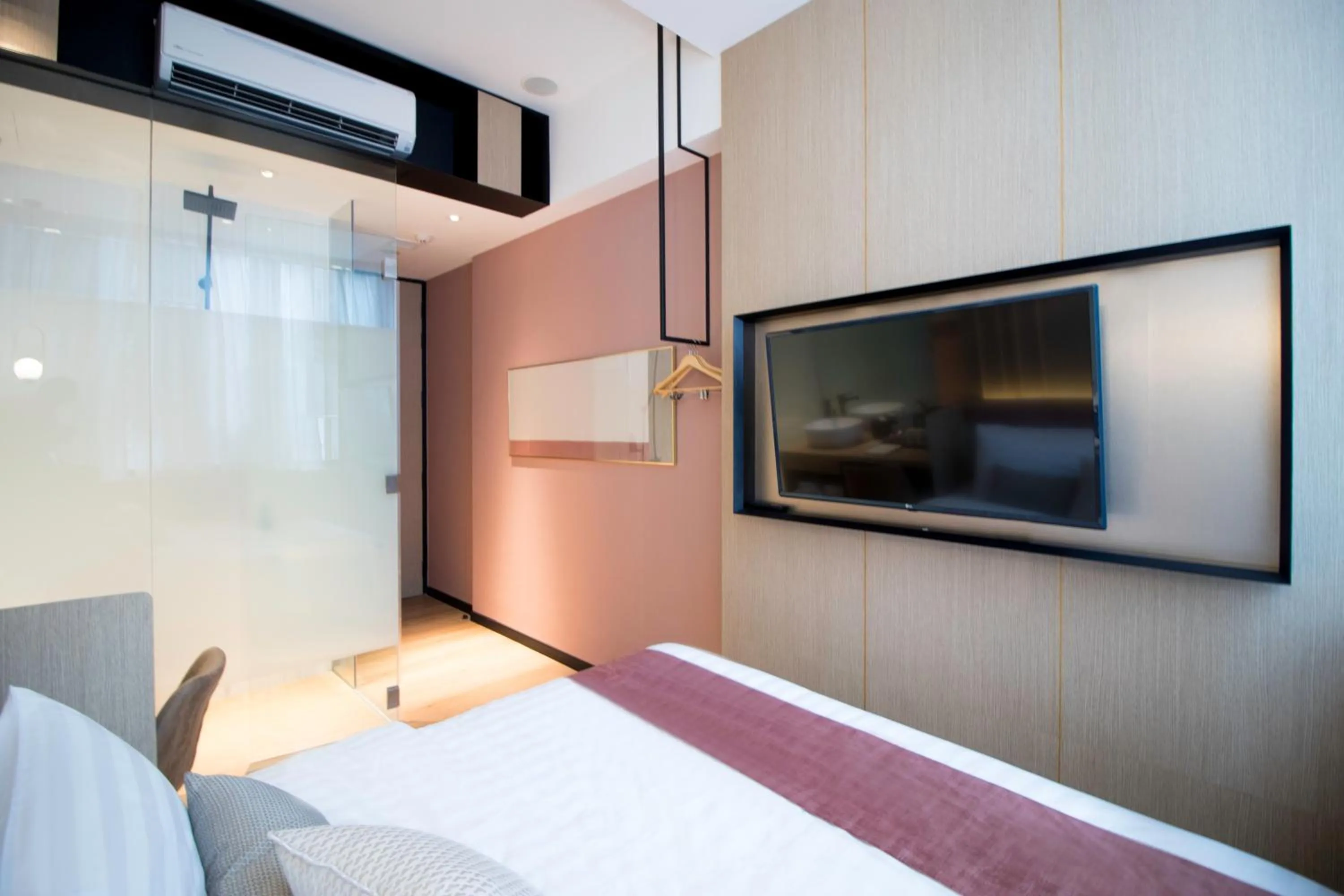 Communal lounge/ TV room, Bed in Hotel NuVe Elements