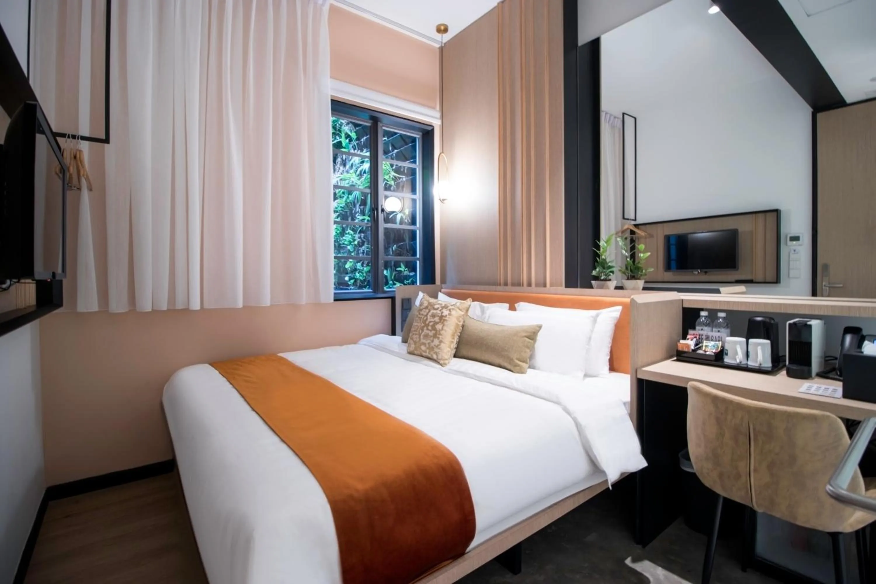 Communal lounge/ TV room, Bed in Hotel NuVe Elements