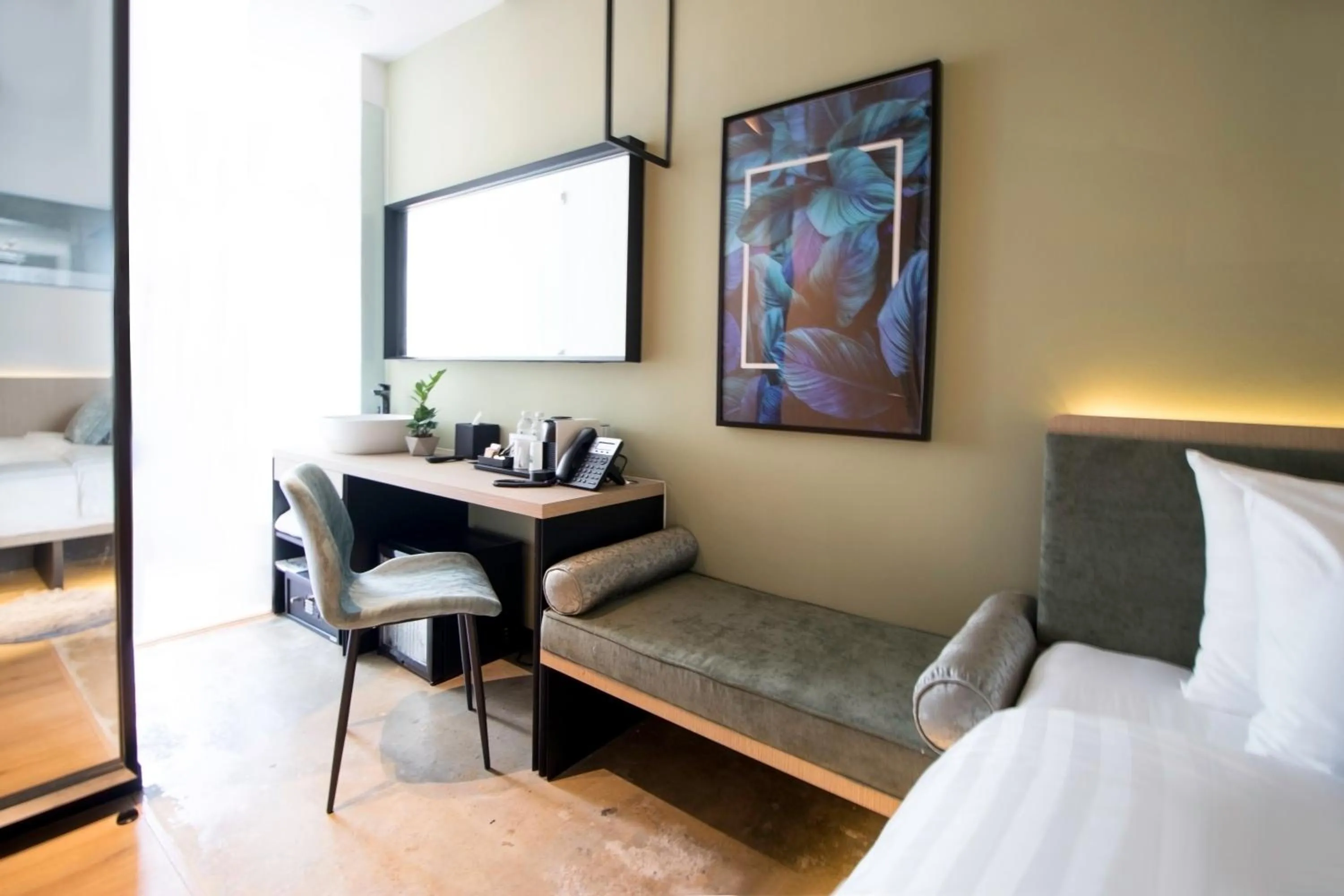 Living room, Bed in Hotel NuVe Elements