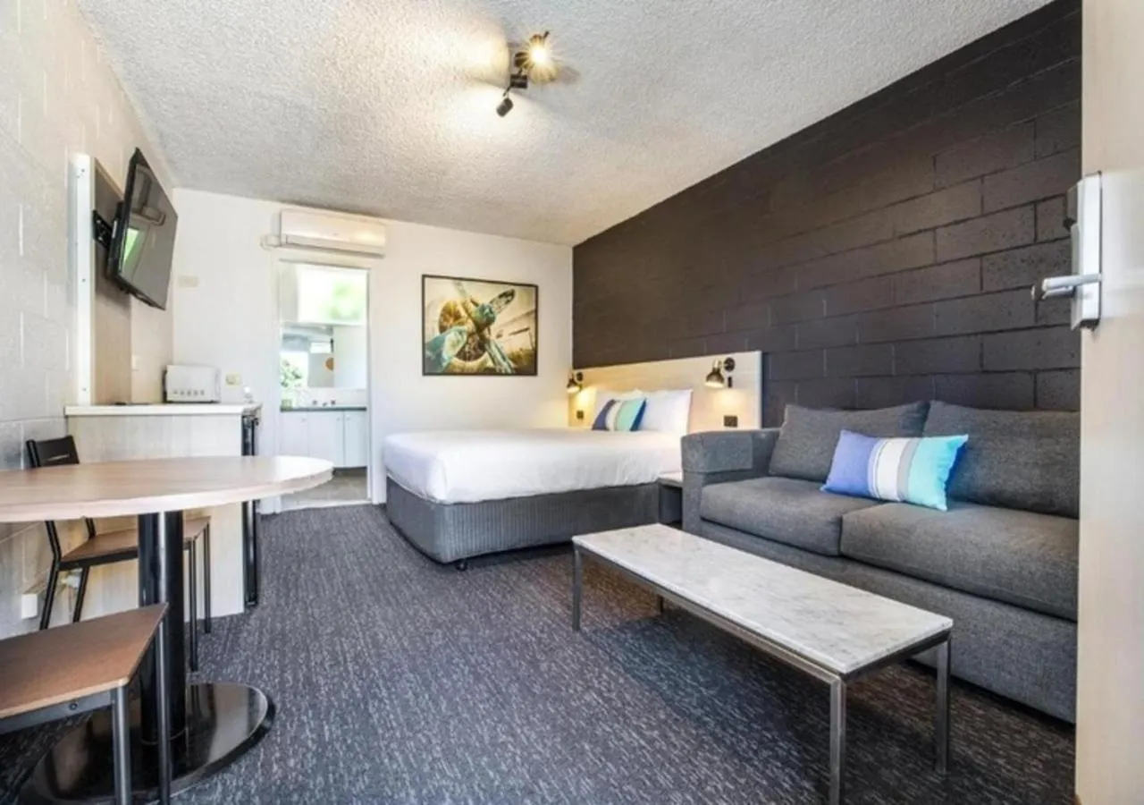 View (from property/room), Bed in The Mulgrave Motel