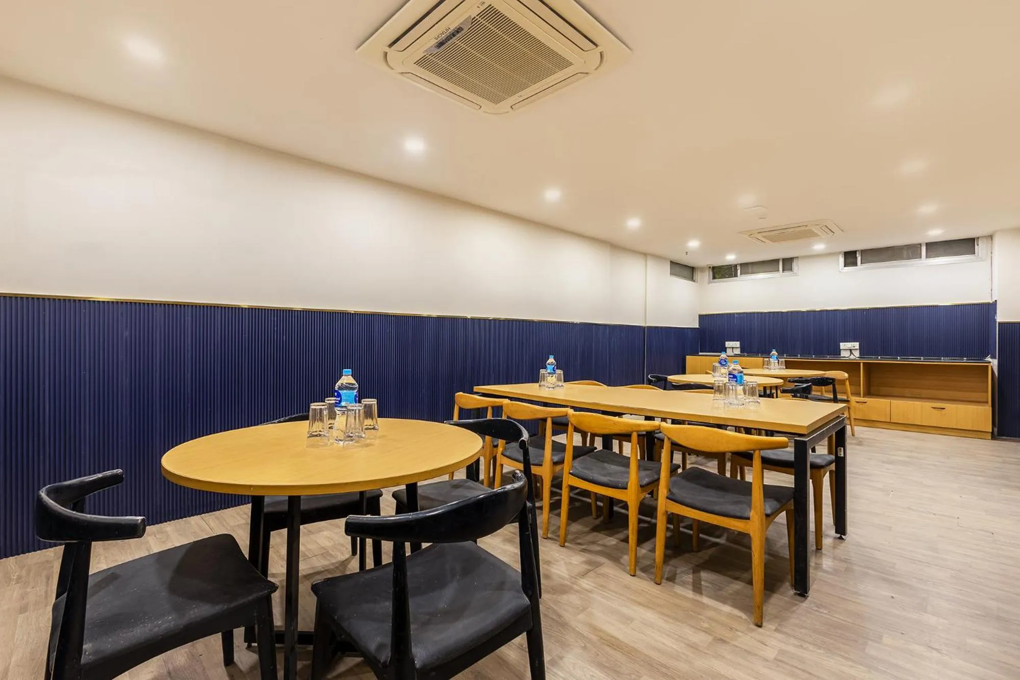 Restaurant/places to eat in FabHotel Vat