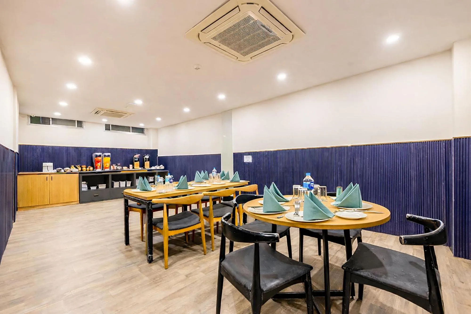 Restaurant/places to eat in FabHotel Vat