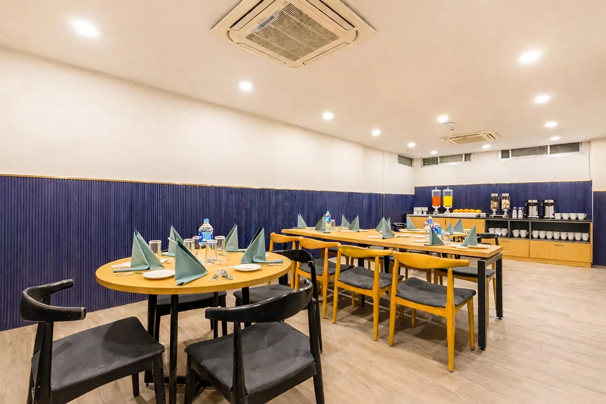 Restaurant/places to eat in FabHotel Vat