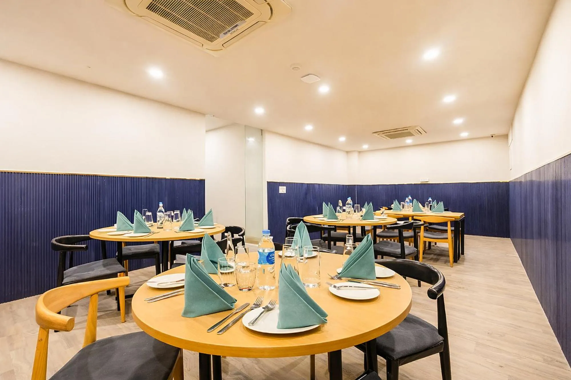 Restaurant/places to eat in FabHotel Vat