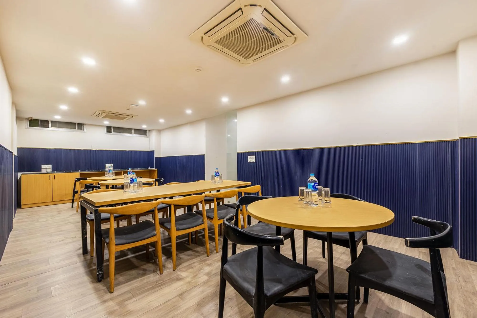 Restaurant/places to eat in FabHotel Vat