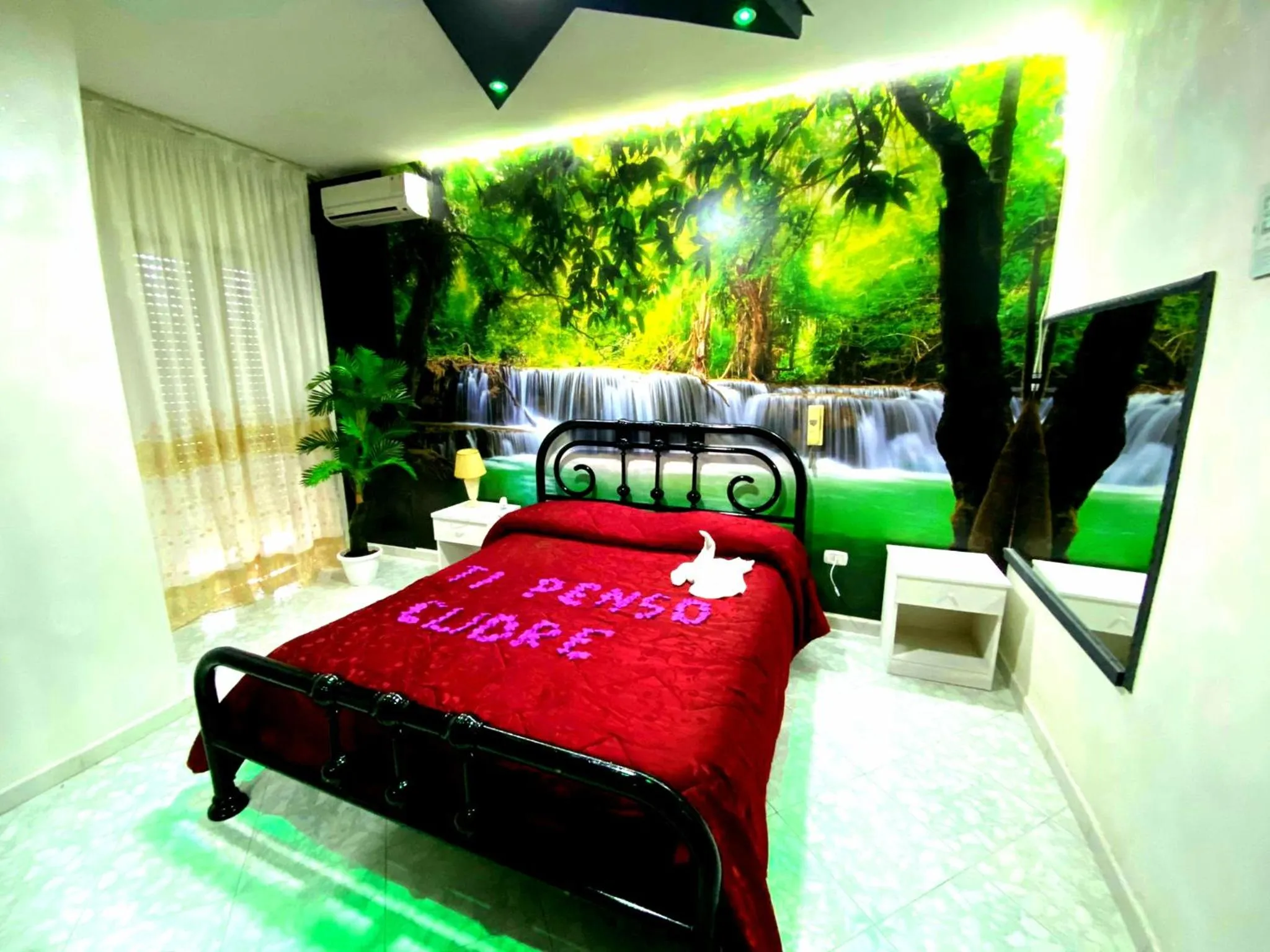 Bed in Hotel Napoleon-Cuore