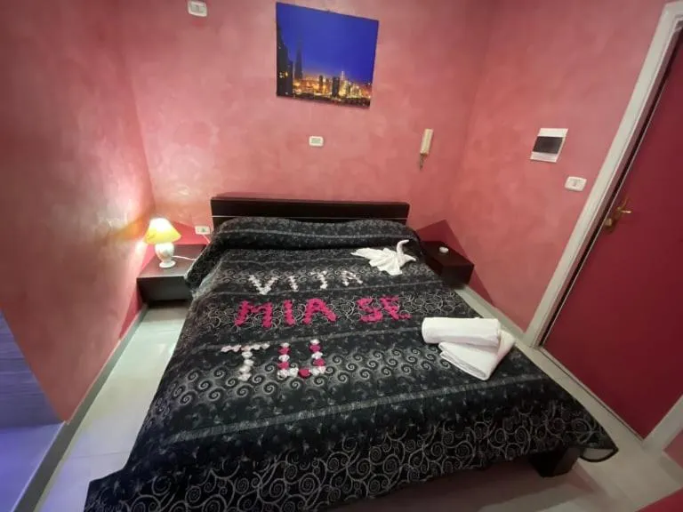 Bed in Hotel Napoleon-Cuore