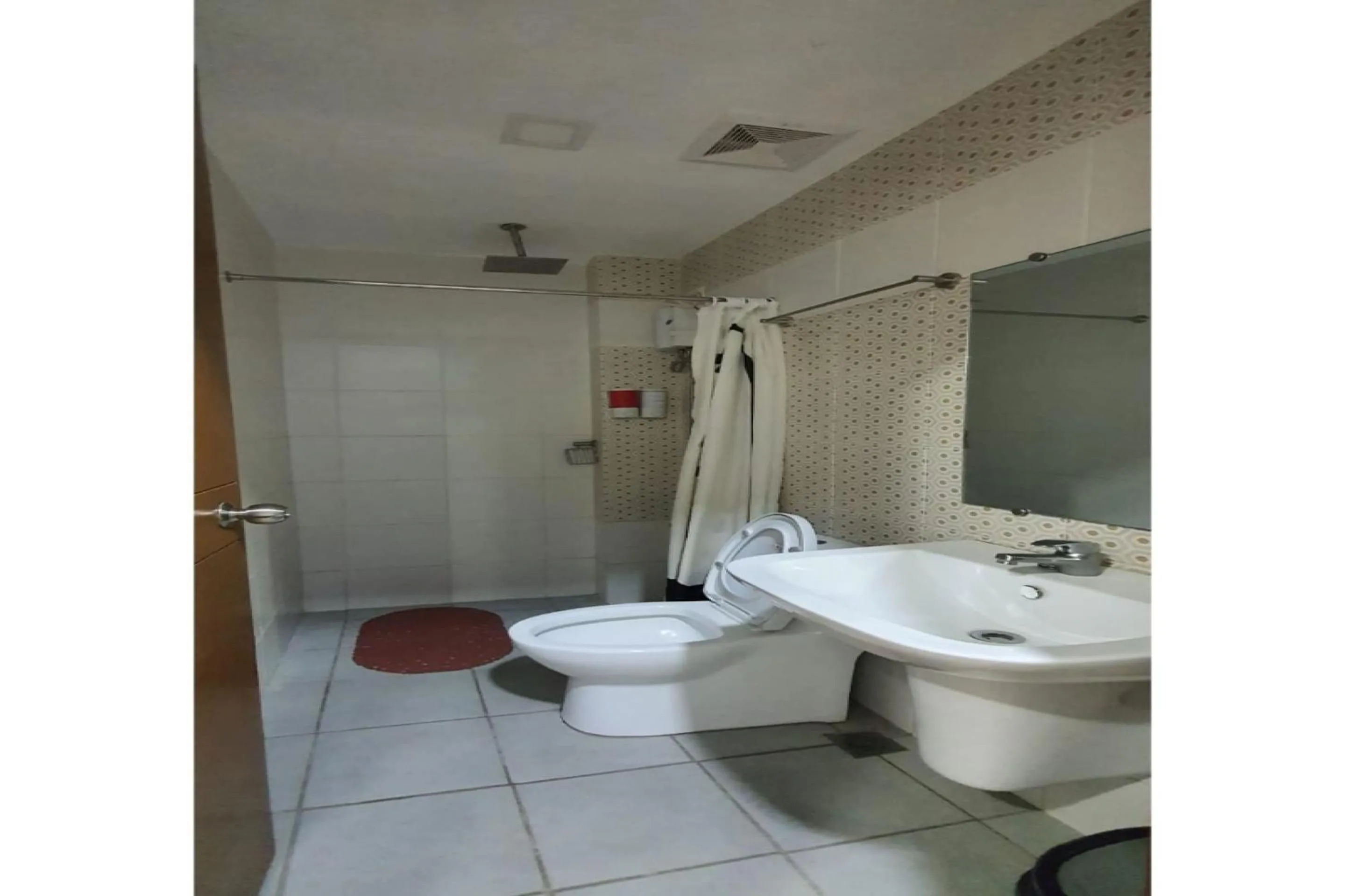Bathroom in OYO 869 Jnv Dream Hotel
