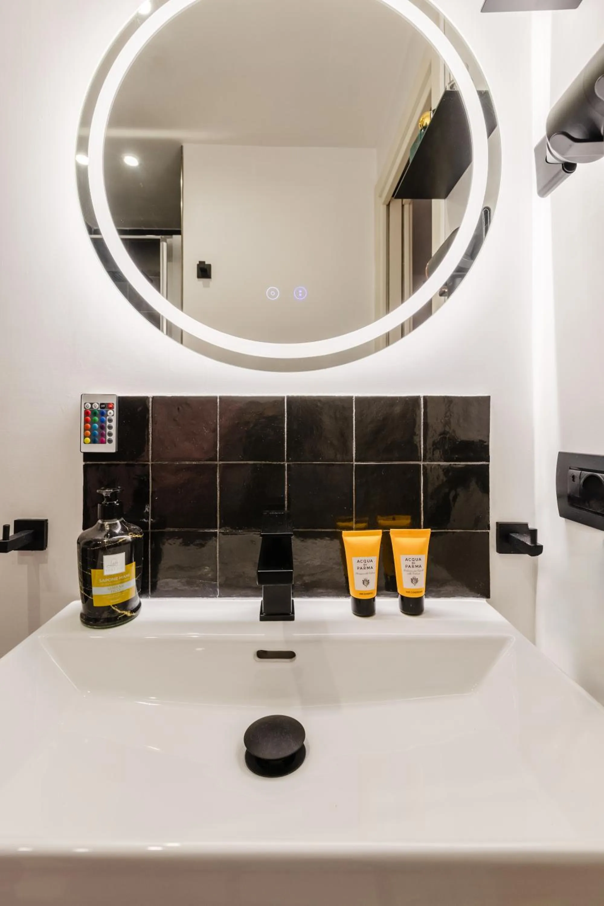 Shower in NapoliCentro Mare - Sea View Rooms & Suites