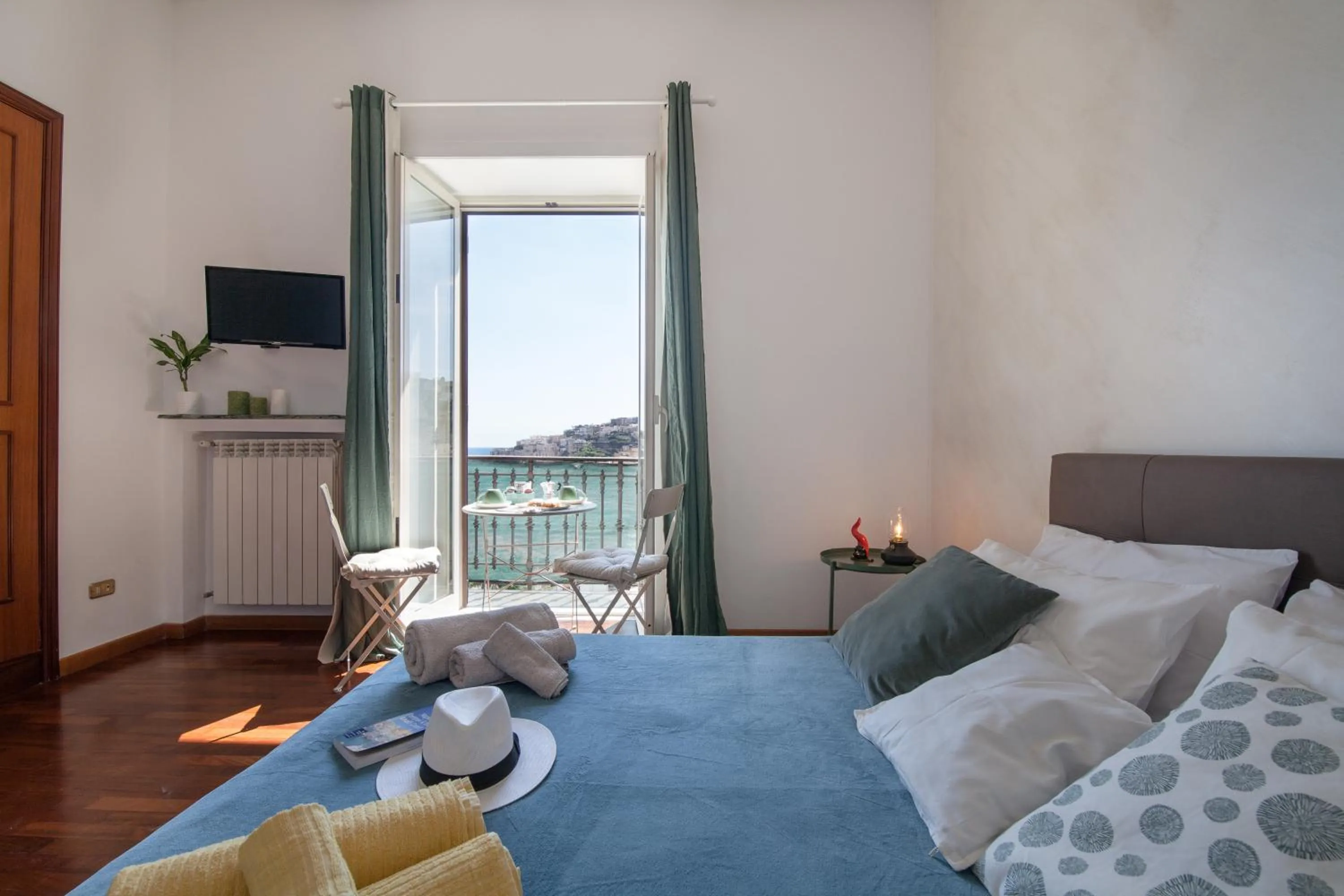 Bed in NapoliCentro Mare - Sea View Rooms & Suites