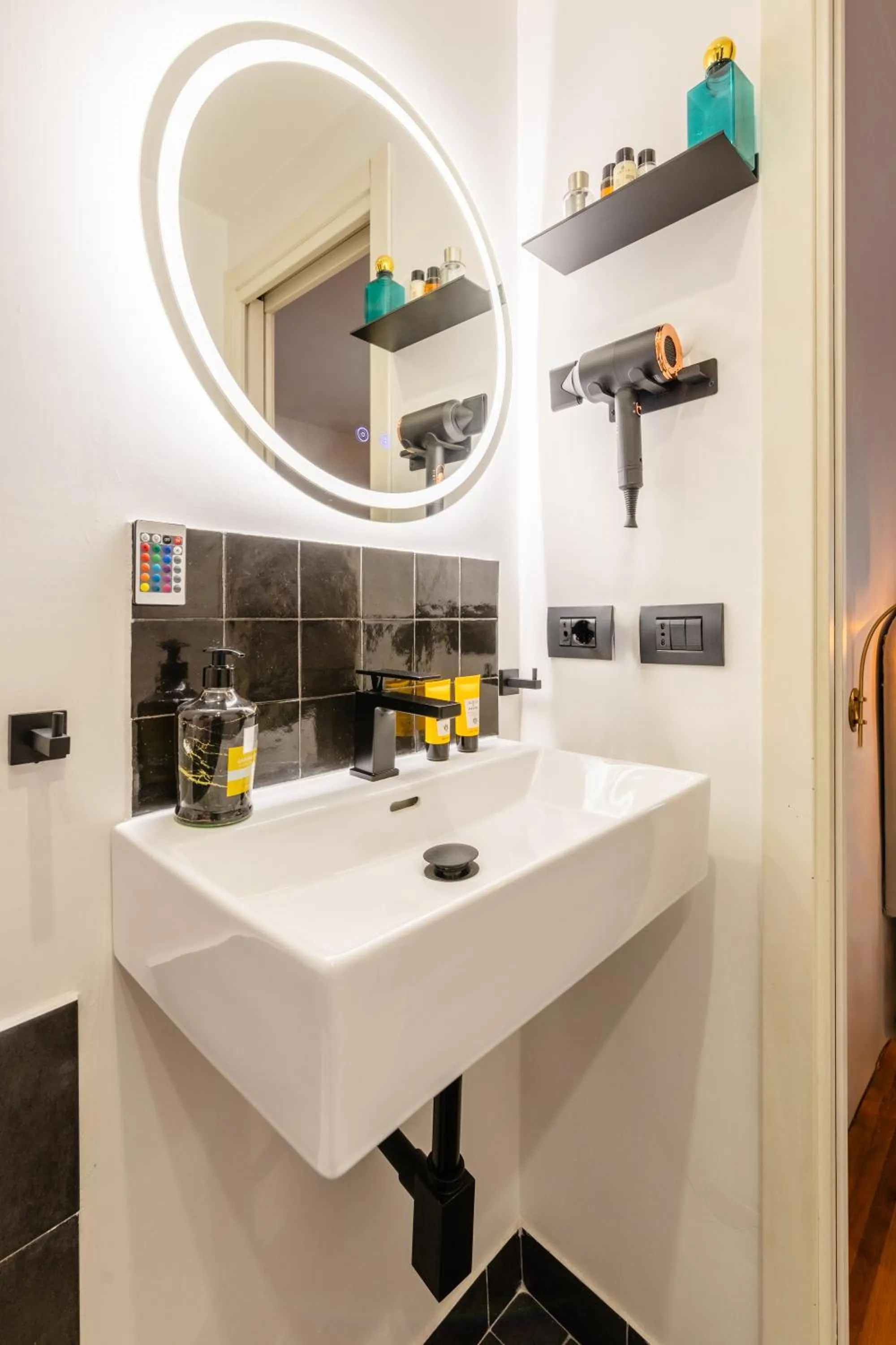 Bathroom in NapoliCentro Mare - Sea View Rooms & Suites