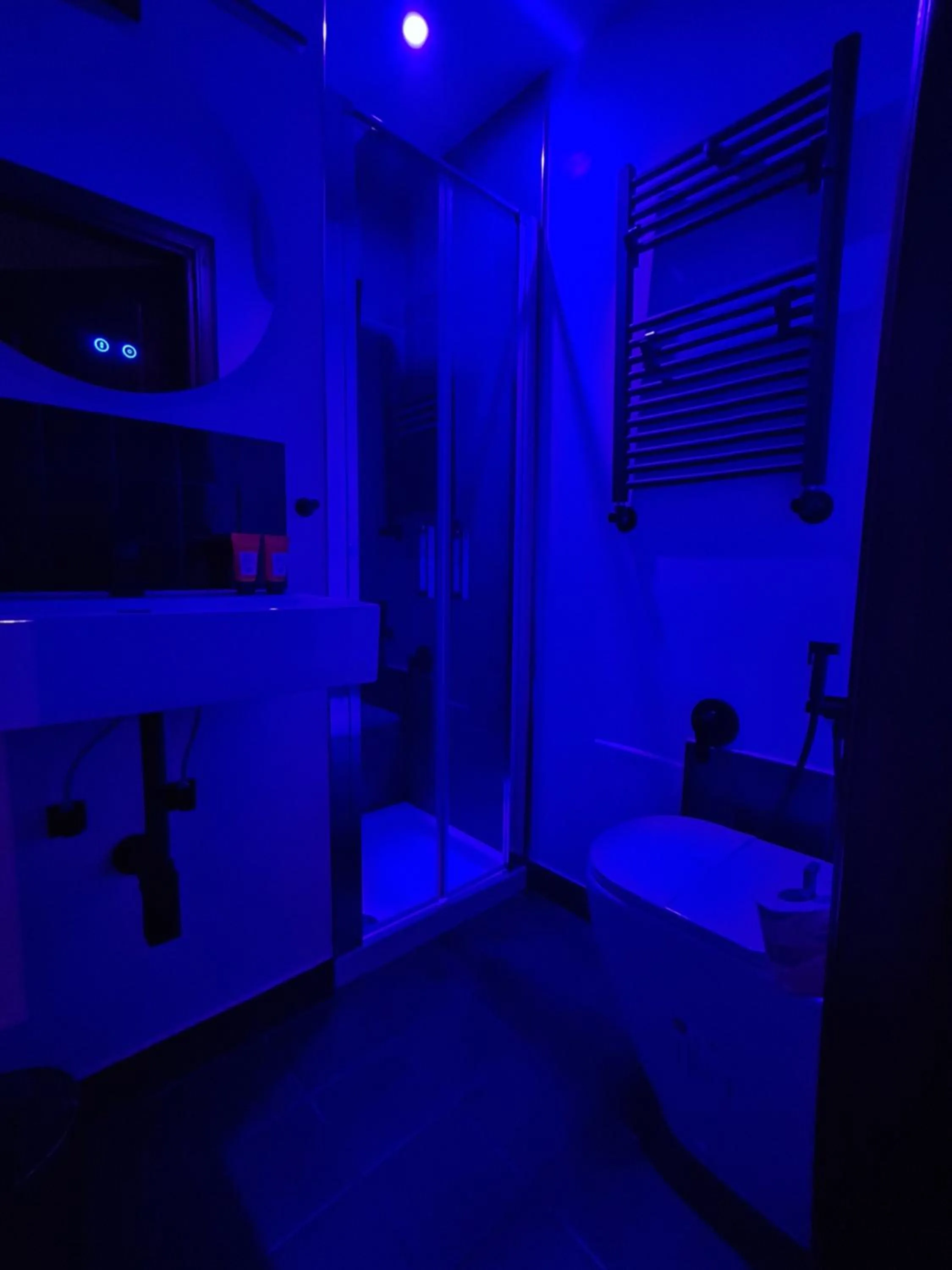 Shower in NapoliCentro Mare - Sea View Rooms & Suites