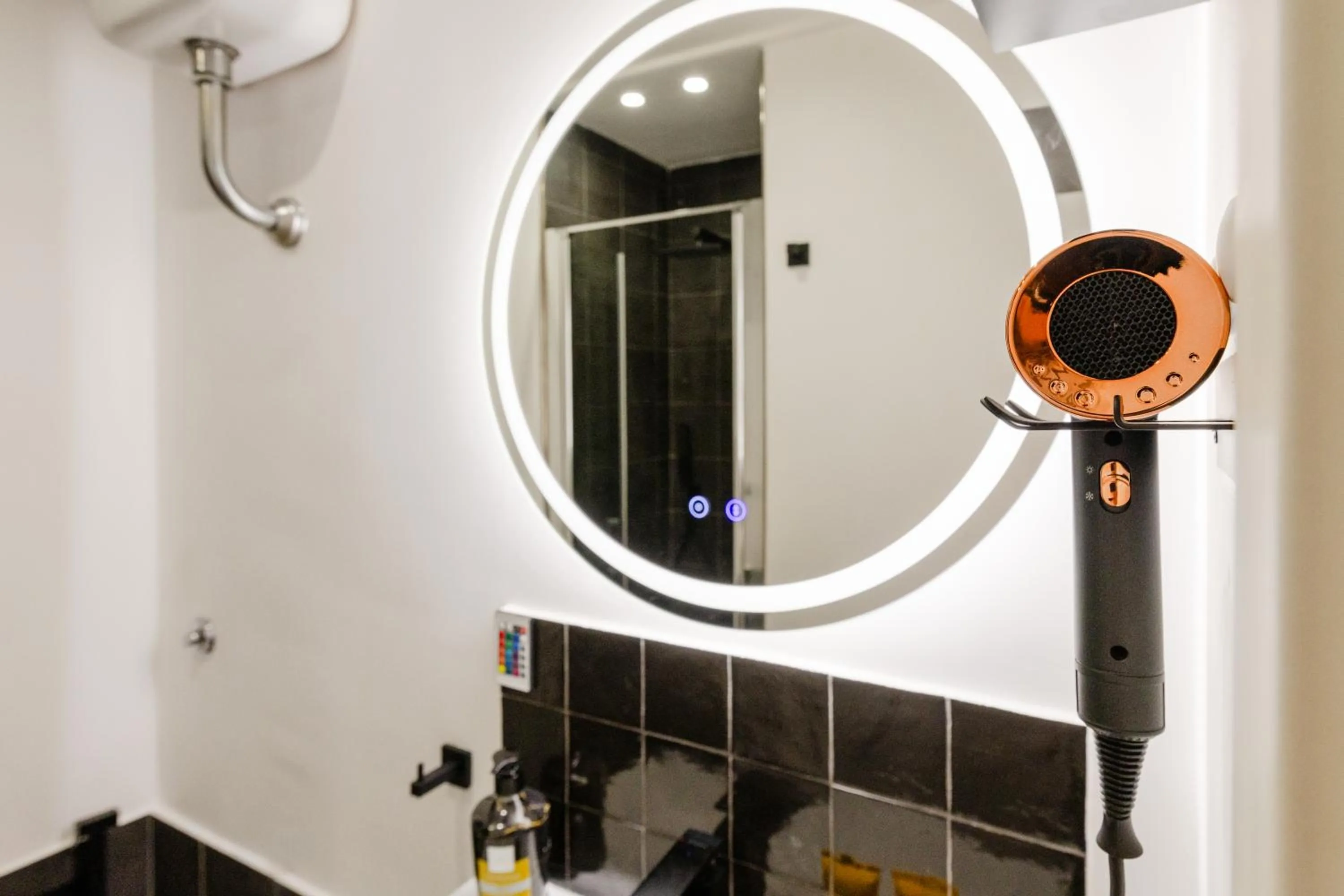 Shower in NapoliCentro Mare - Sea View Rooms & Suites