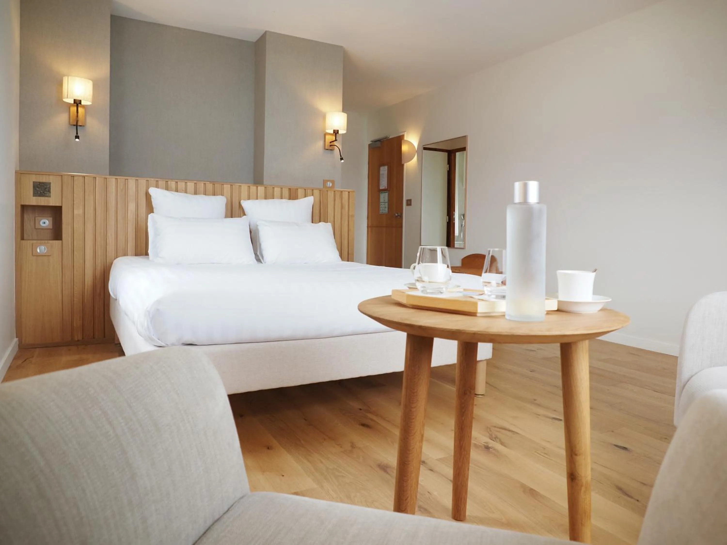 Bed in Logis Hôtel de Carantec