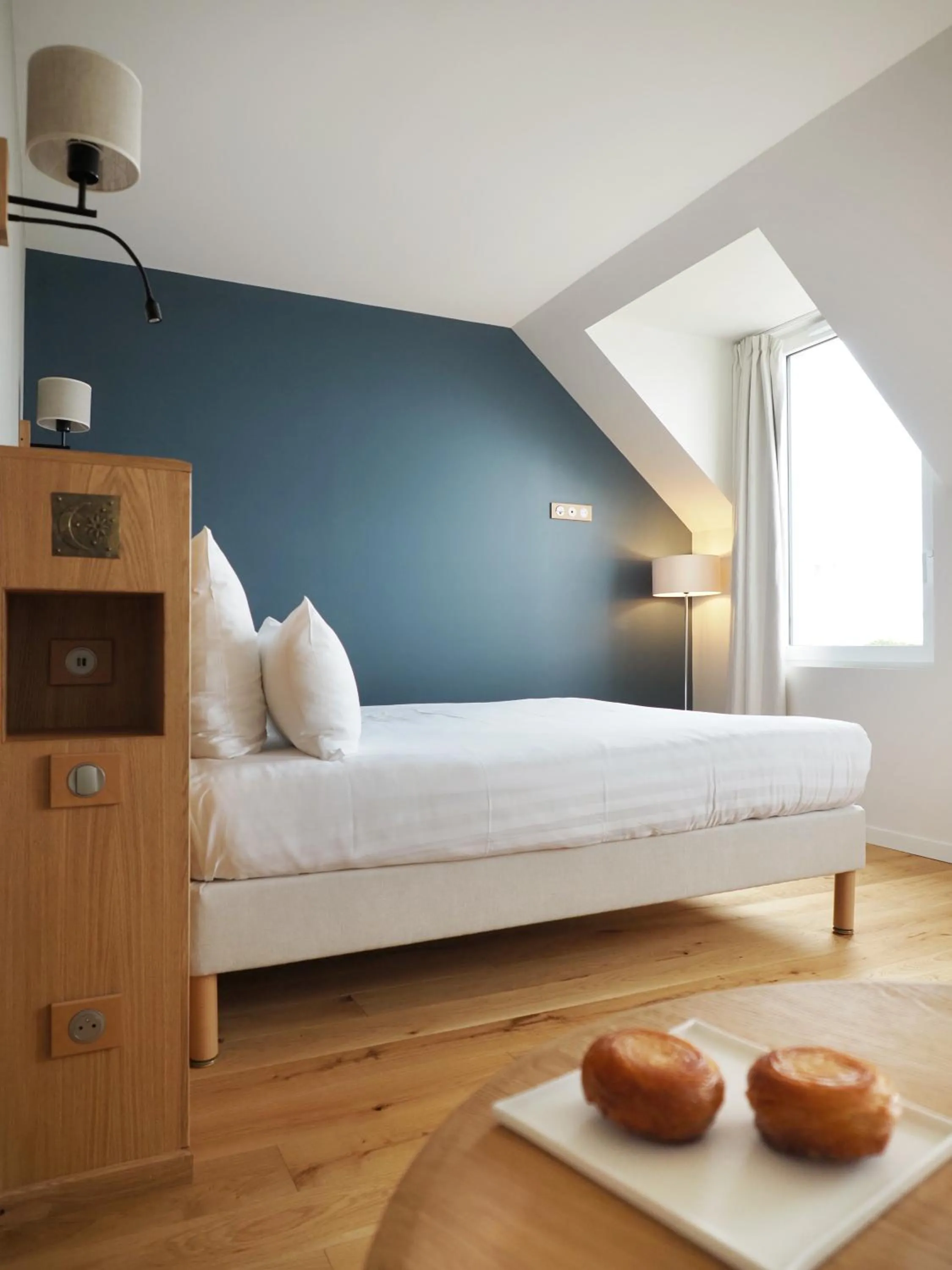 Bed in Logis Hôtel de Carantec