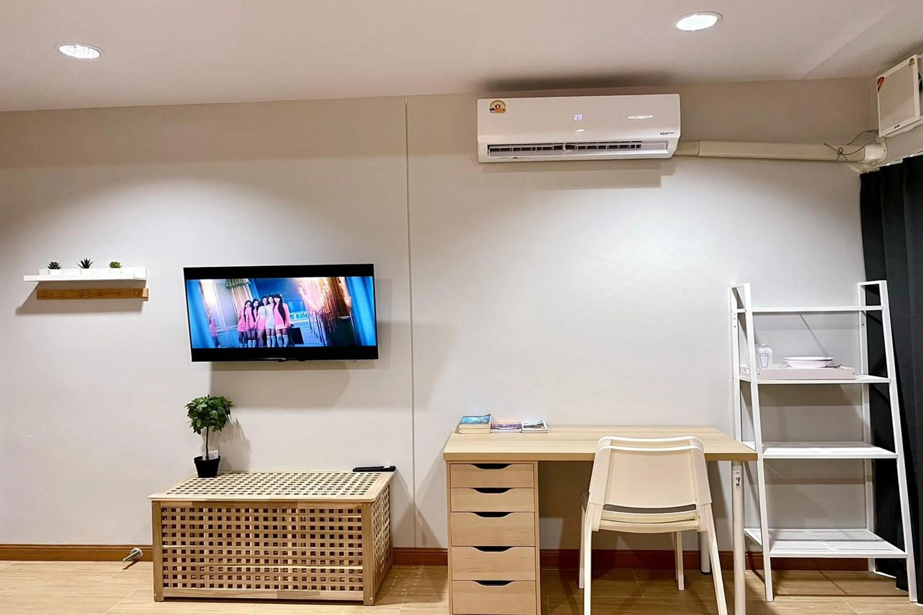 Communal lounge/ TV room in 44 Room Rama 3