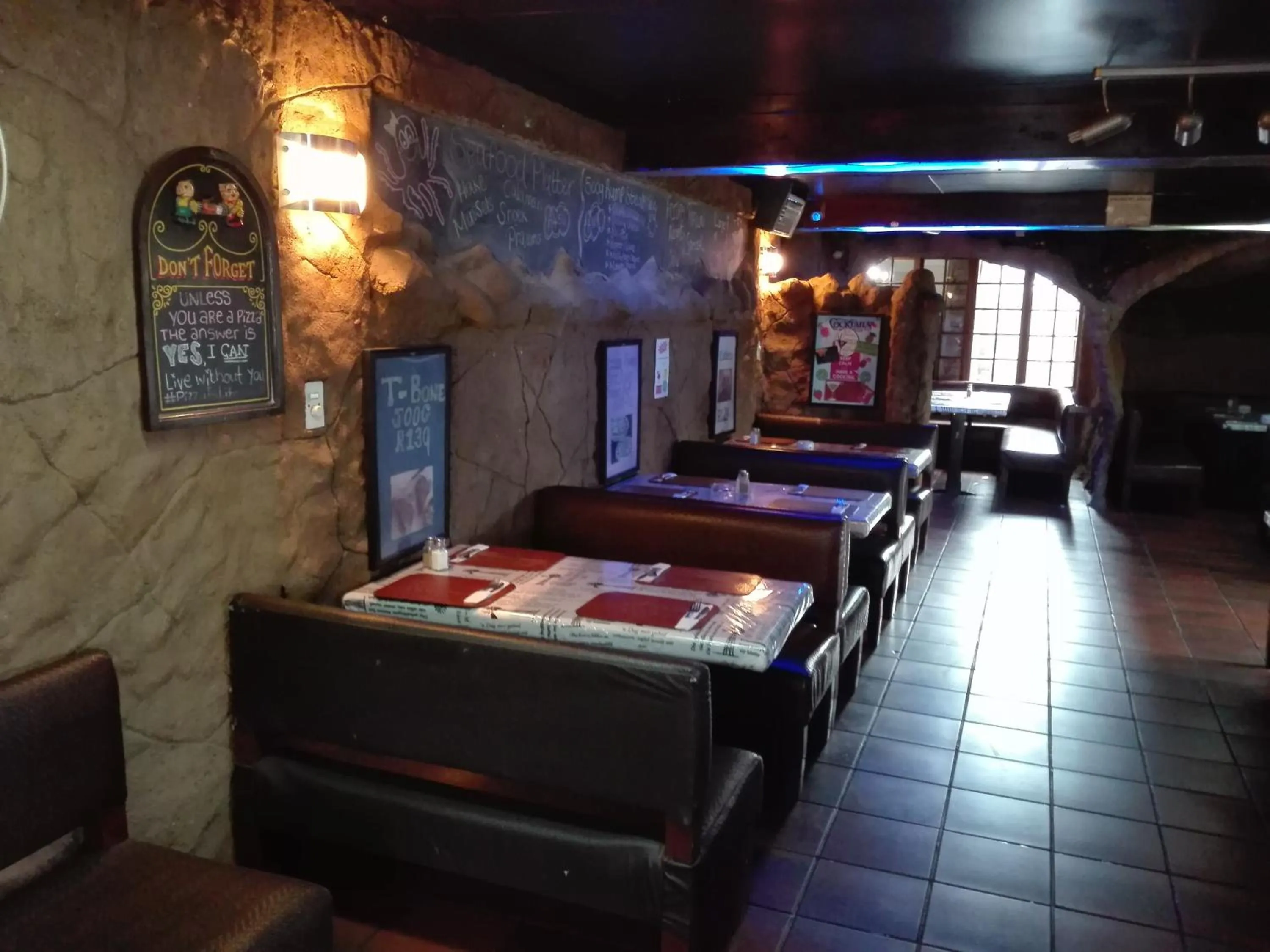 Restaurant/places to eat, Bed in Waterside Lodge CC