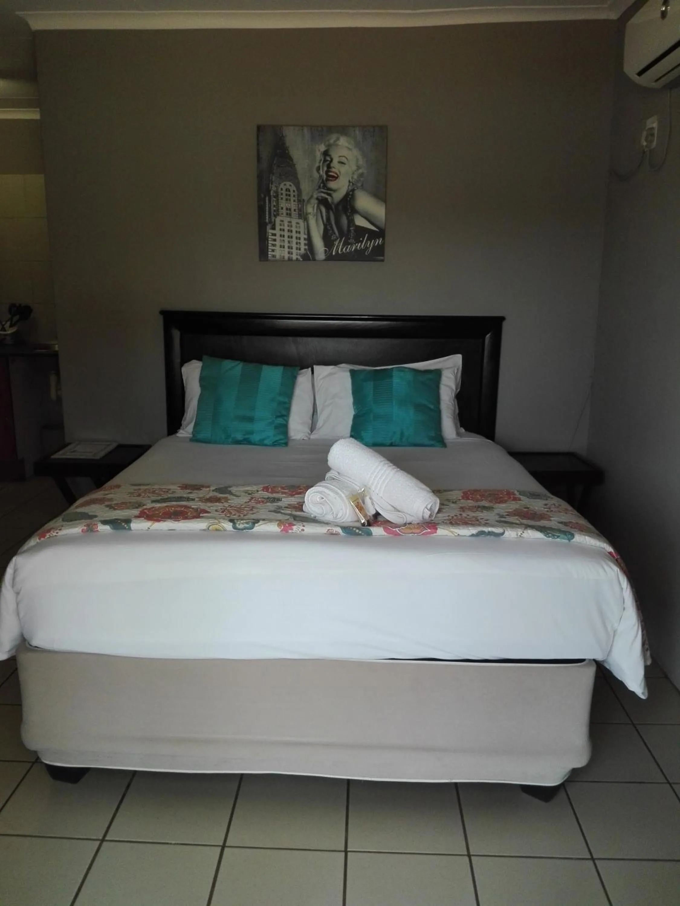 Bed in Waterside Lodge CC