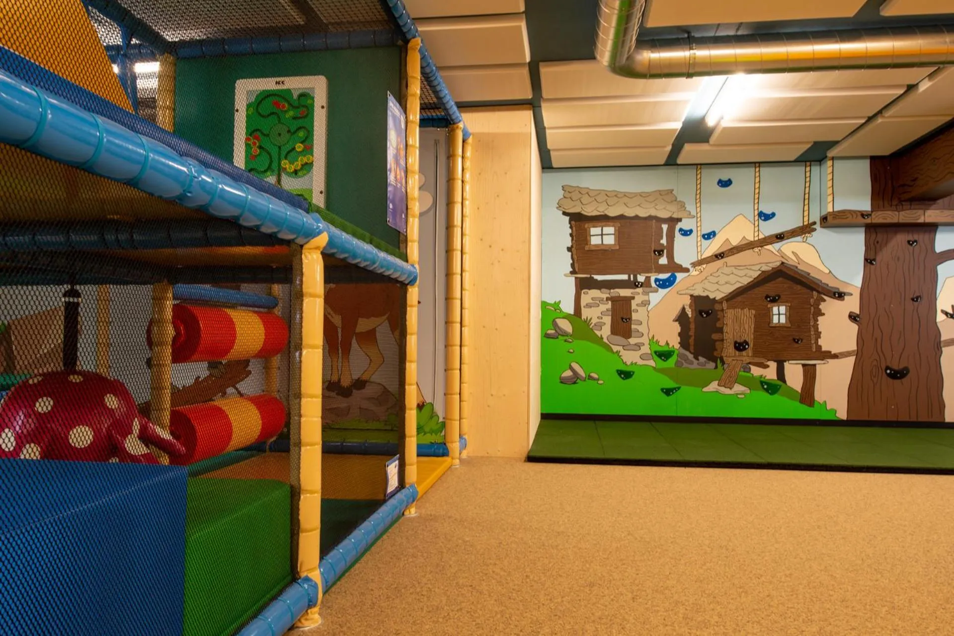 Game Room in Montela Hotel & Resort - Suiten