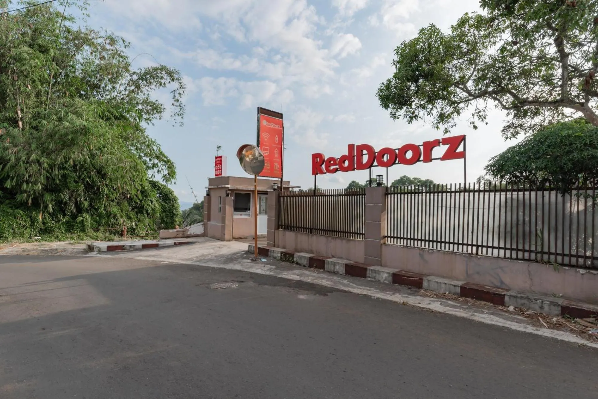 Property building in RedDoorz Syariah near RS Hermina Sukabumi